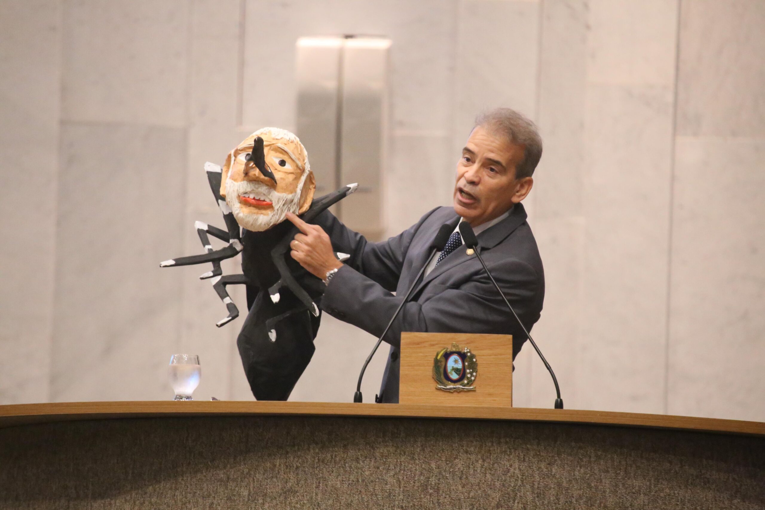 Alberto Feitosa apresenta o “presidengue” no plenário da Alepe