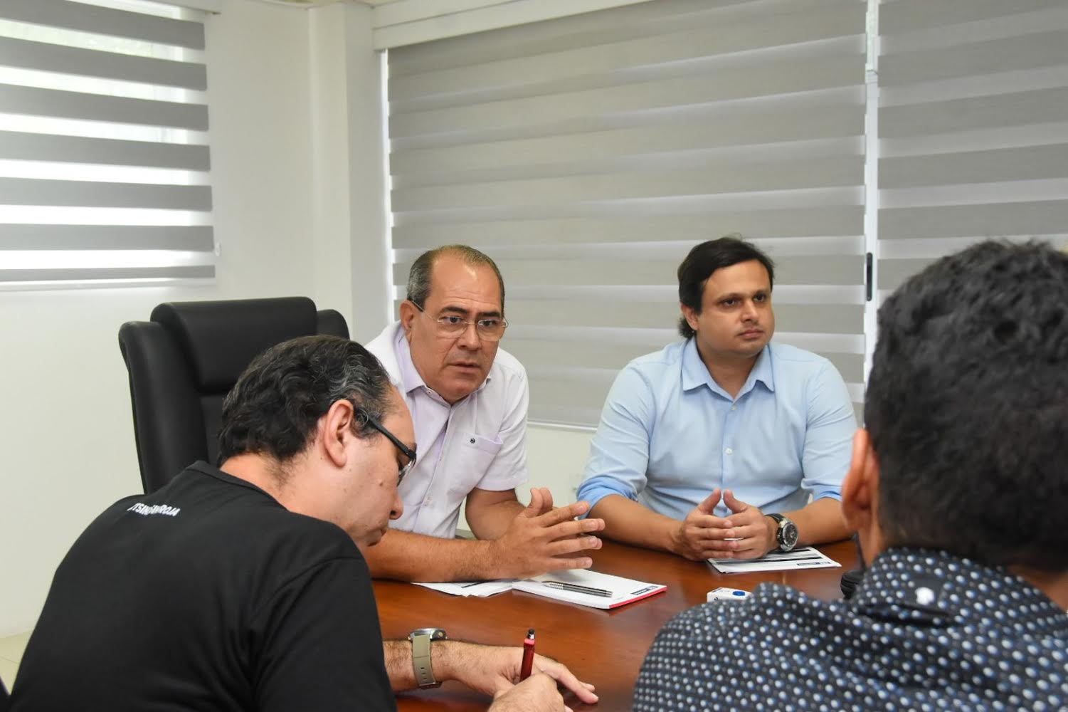 Mano garante reajuste acima do piso para professores do Jaboatão