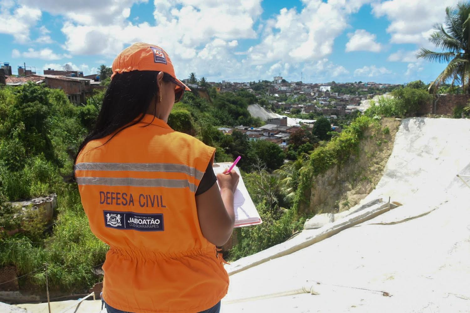Mano Medeiros entrega obras de contenção em Jardim Monte Verde