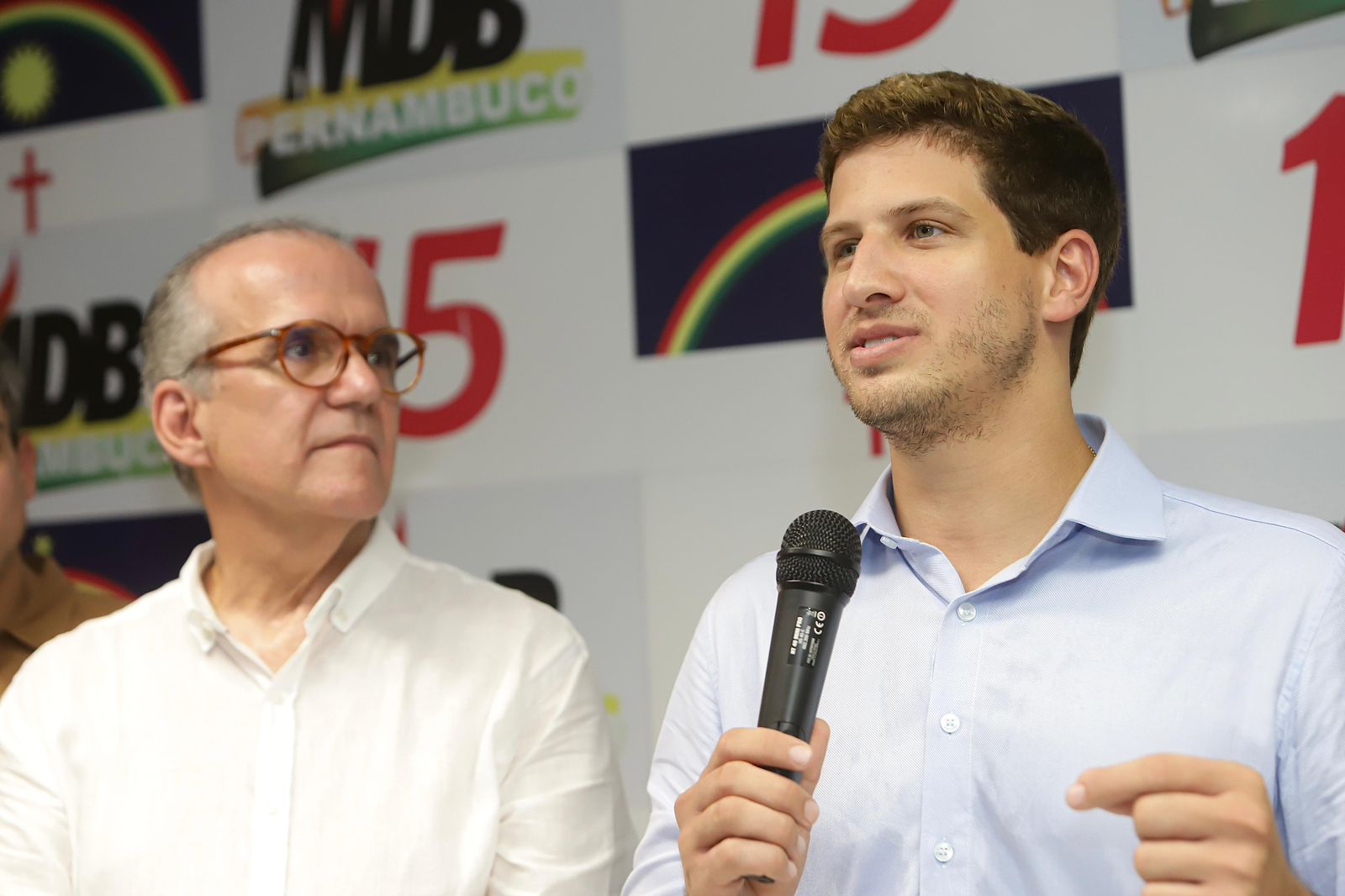 João Campos manda “torpedos” políticos em evento do MDB