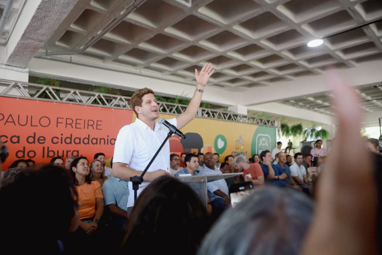Wolney Queiroz e Raul Henry no palanque com João Campos