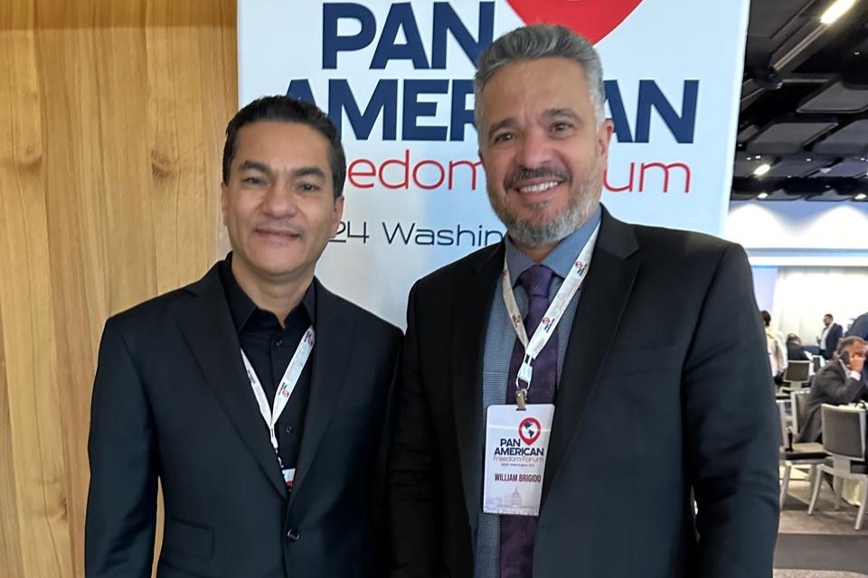 Brigido participa de evento internacional em defesa da democracia