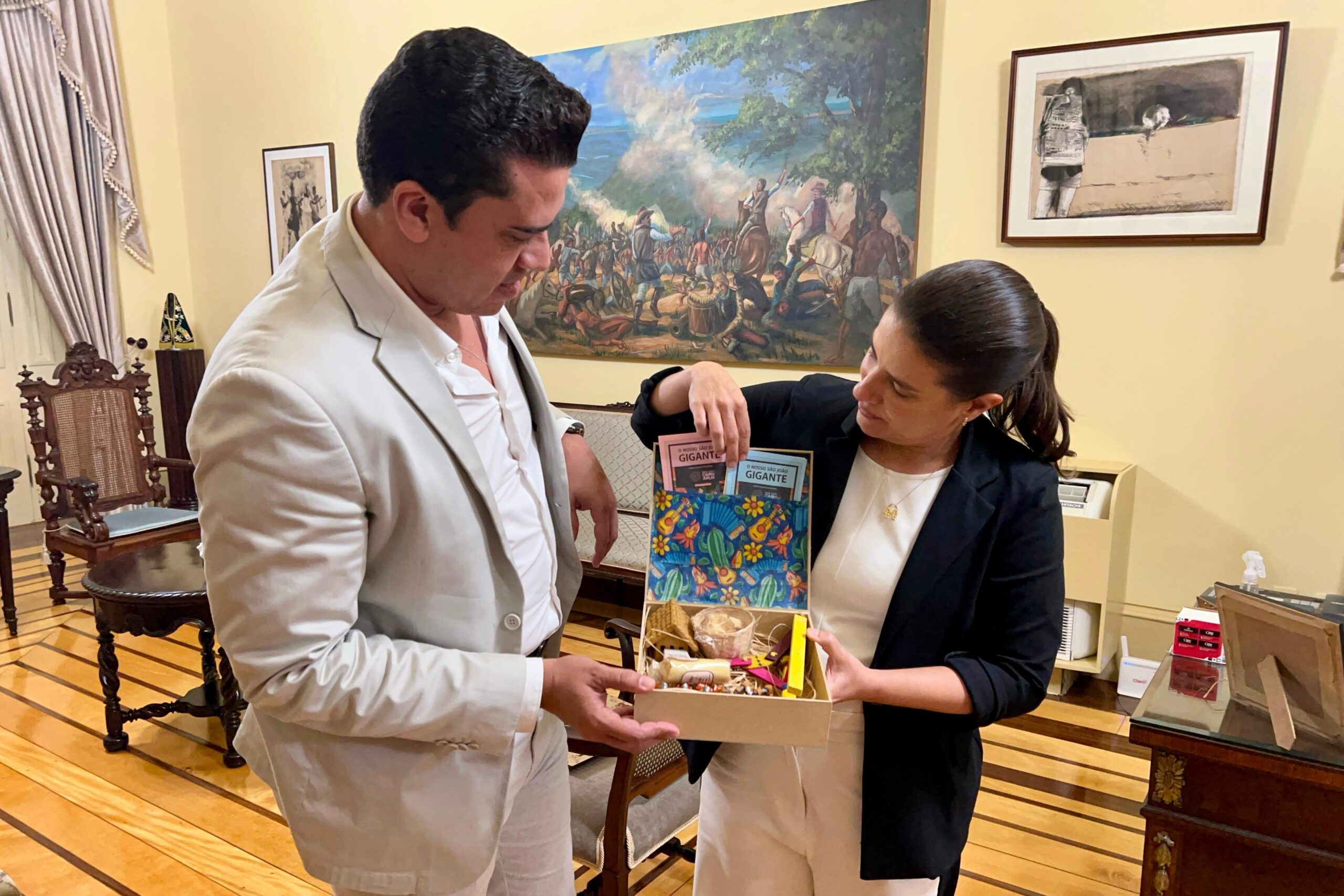 Rodrigo convida Raquel para o São João e discute obras para Caruaru 