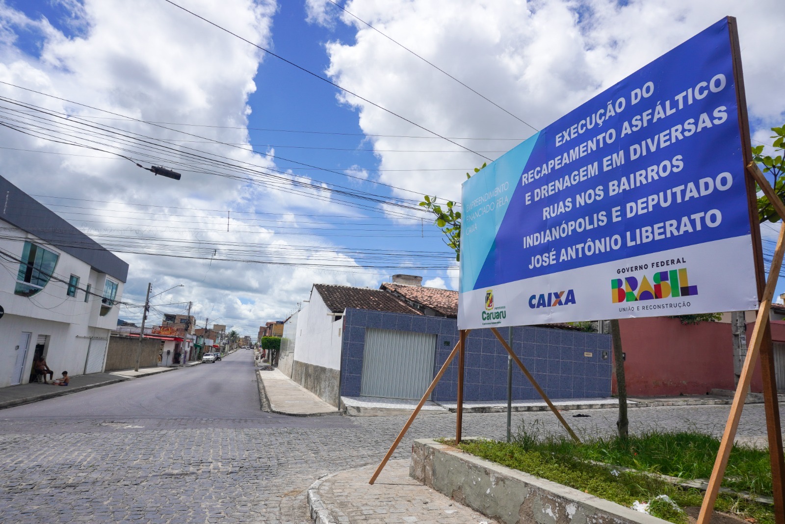 Em Caruaru, ruas do bairro José Antônio Liberato recebem asfalto 