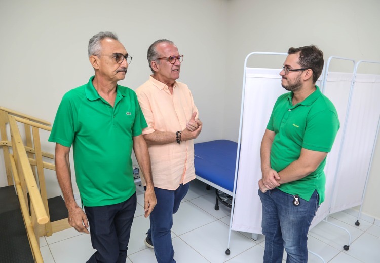 Fernando Dueire visita unidade de saúde em Venturosa