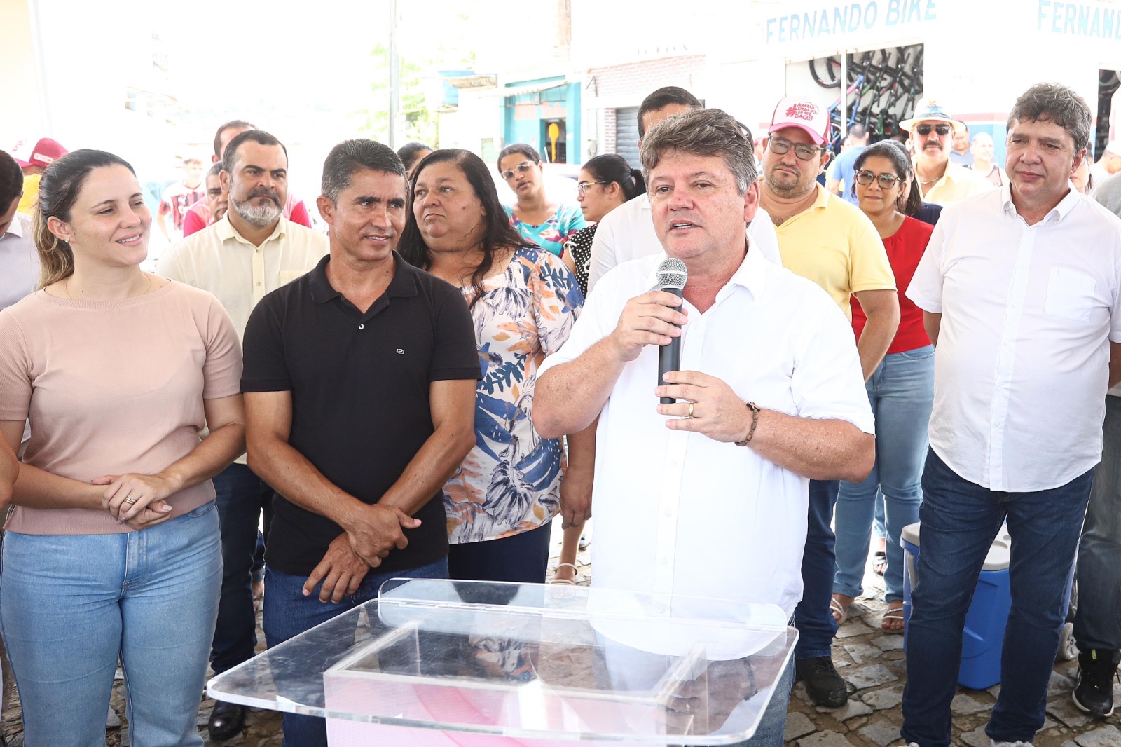 Sileno acompanha chegada de mais uma retroescavadeira para Amaraji