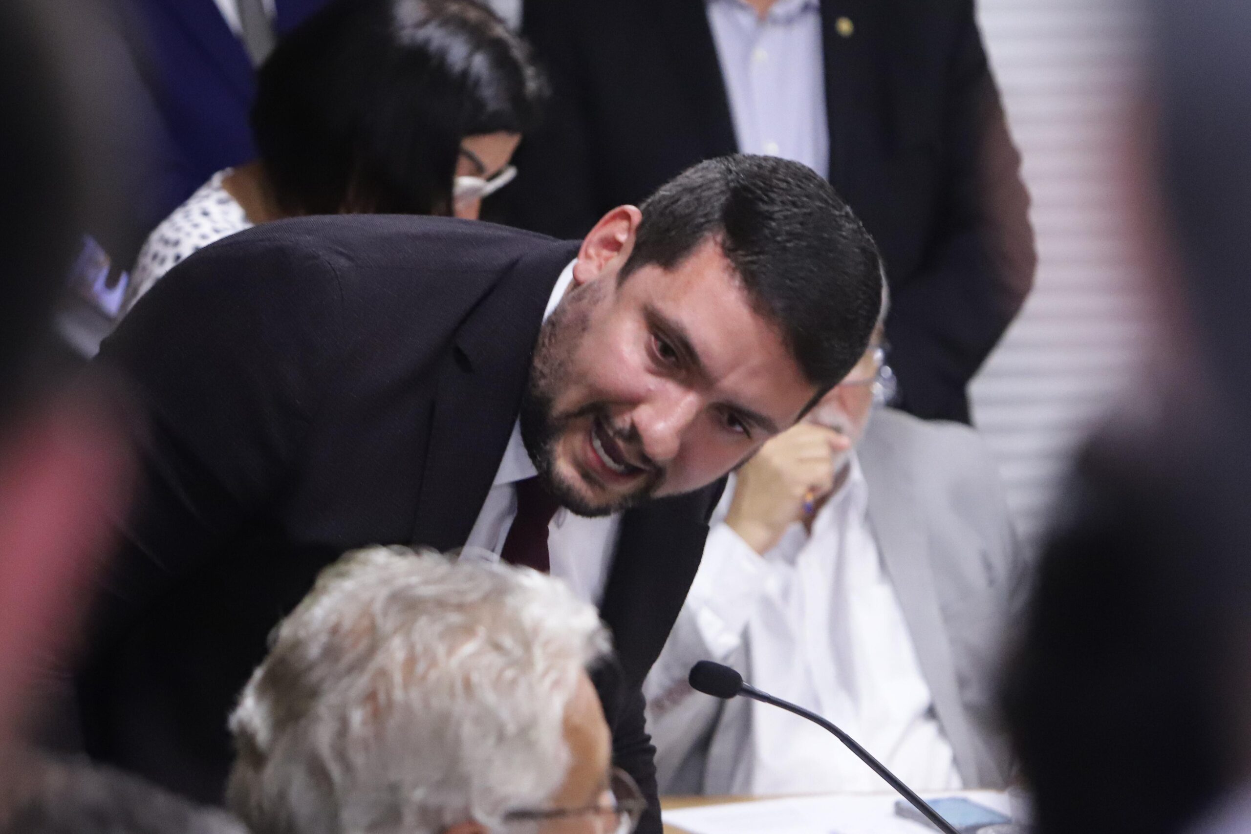 Votação do fim das faixas salariais na CCLJ tem bate-boca entre deputados 