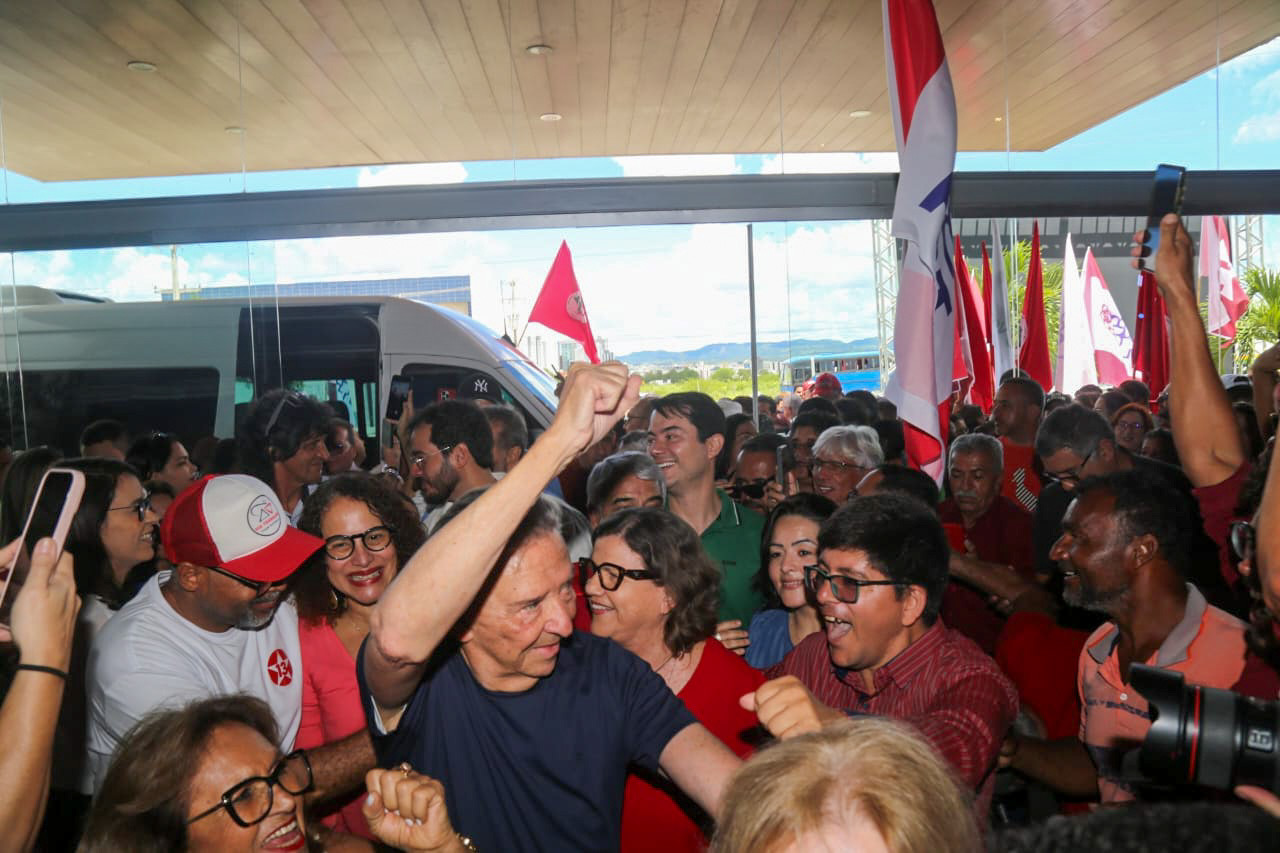 Queiroz reúne ministros e senadores para selar apoio do PT em Caruaru