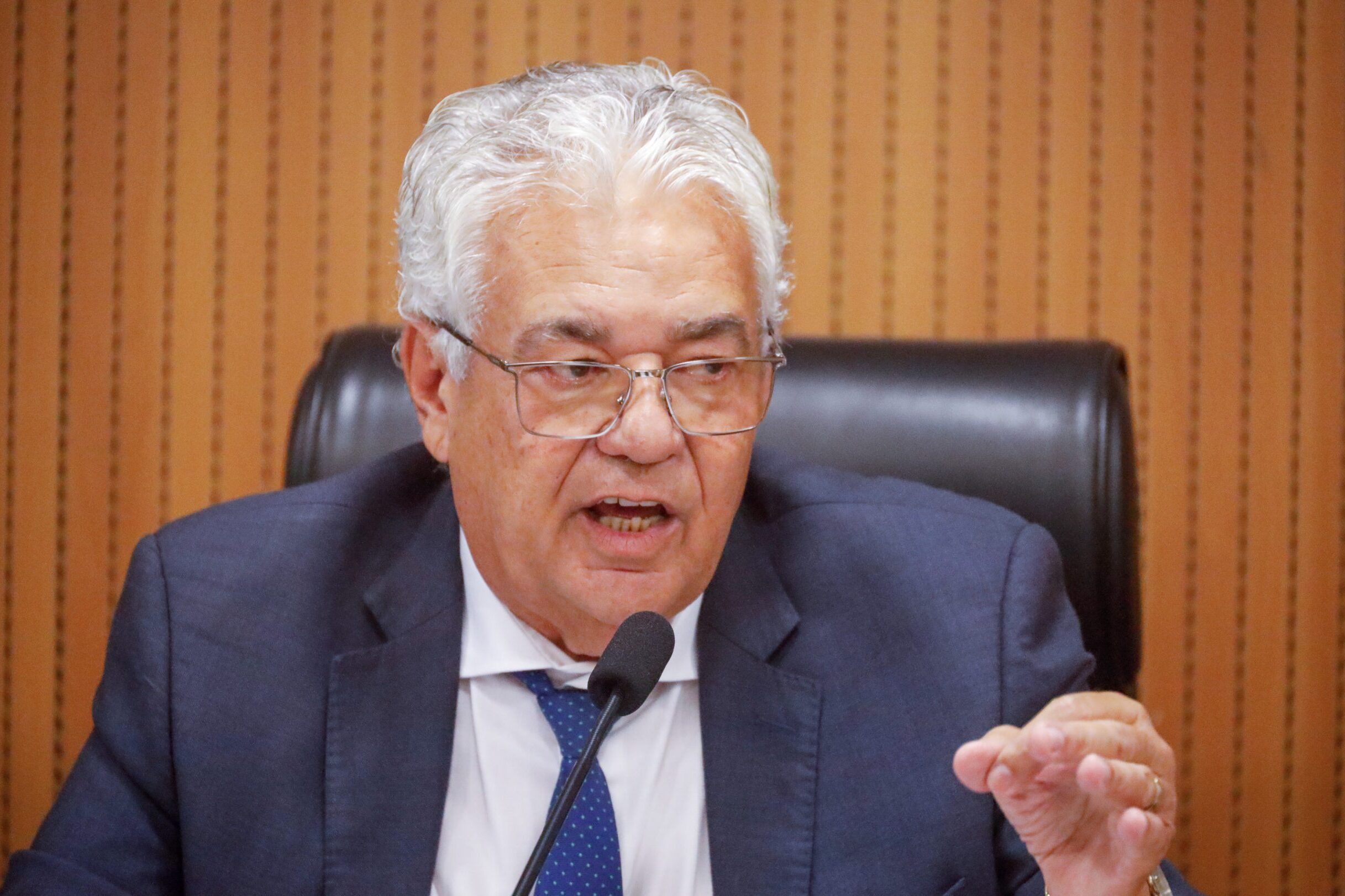 Antônio Moraes defende proposta do Estado aprovada na CCLJ