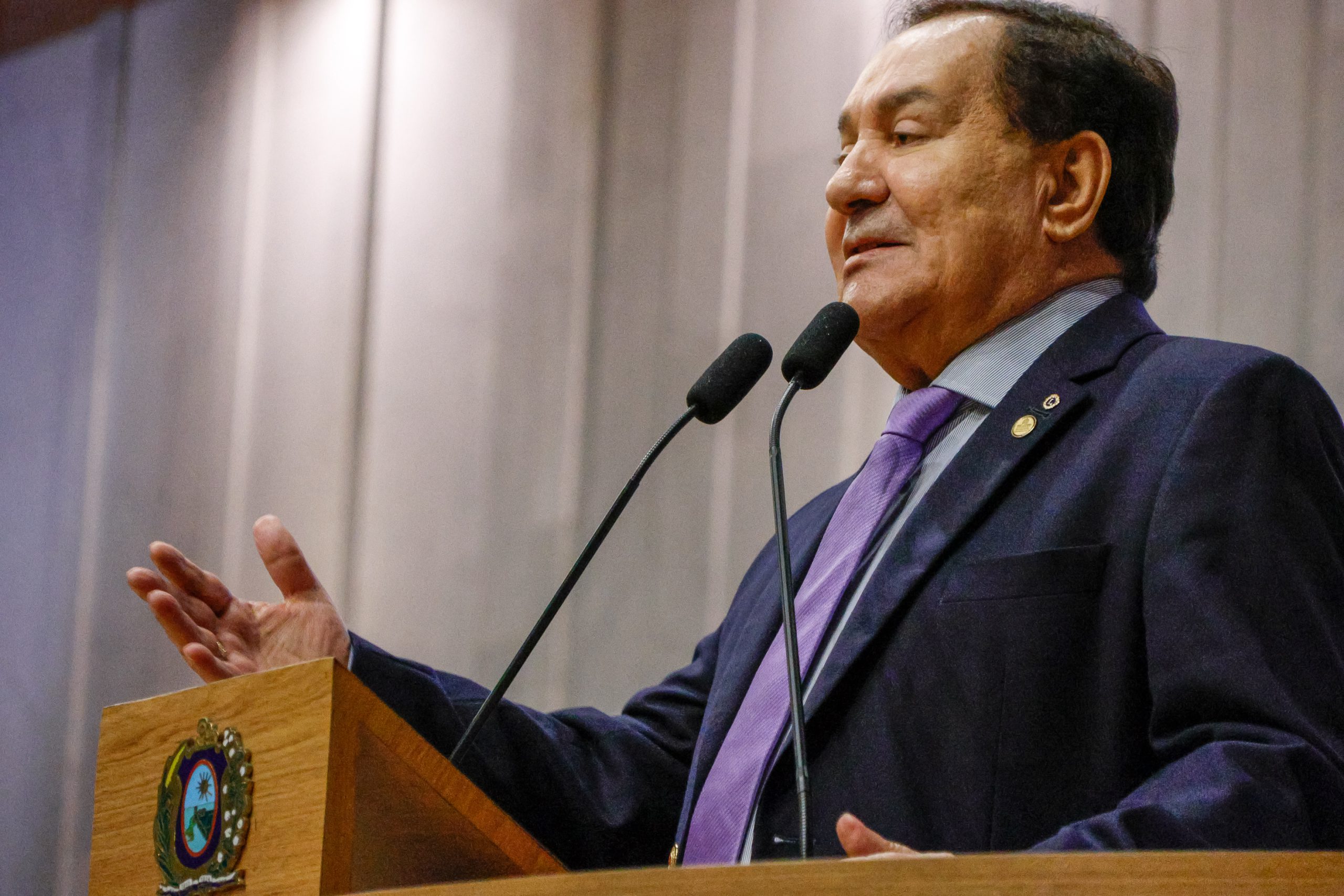 Após cobranças a Raquel, Izaías é chamado de “líder da oposição” na Alepe