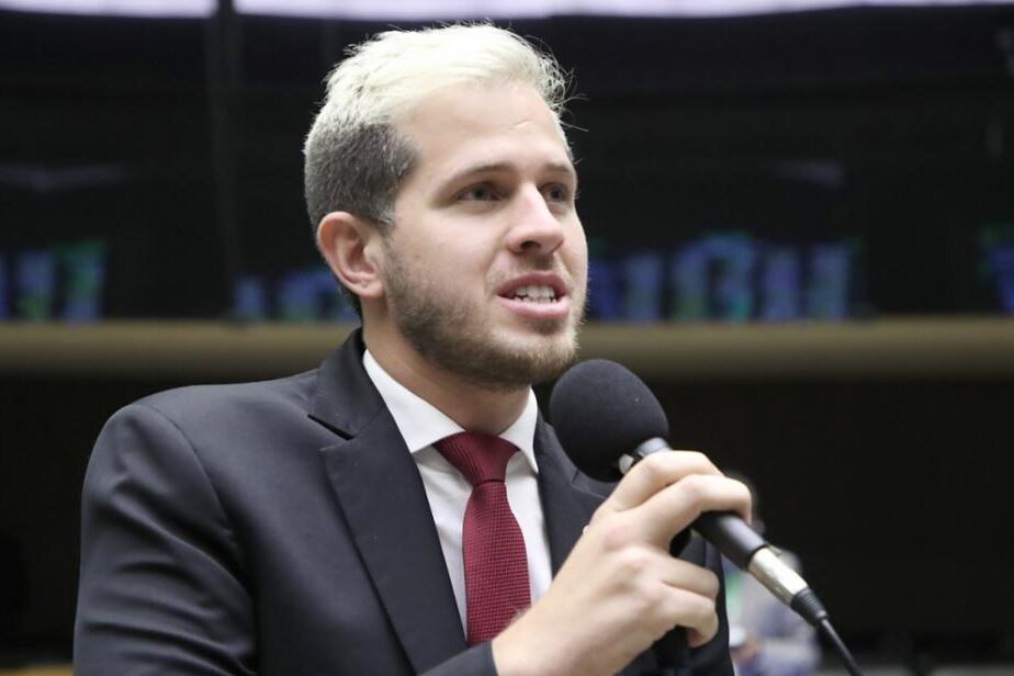 Pedro Campos protocola projeto para nacionalizar as Centrais de Libras