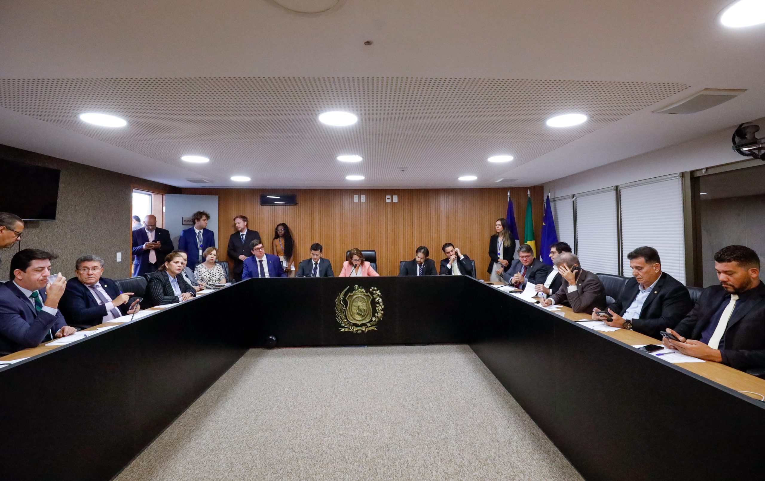 Com desempate, Comissão de Finanças derruba substitutivo do fim das faixas salariais