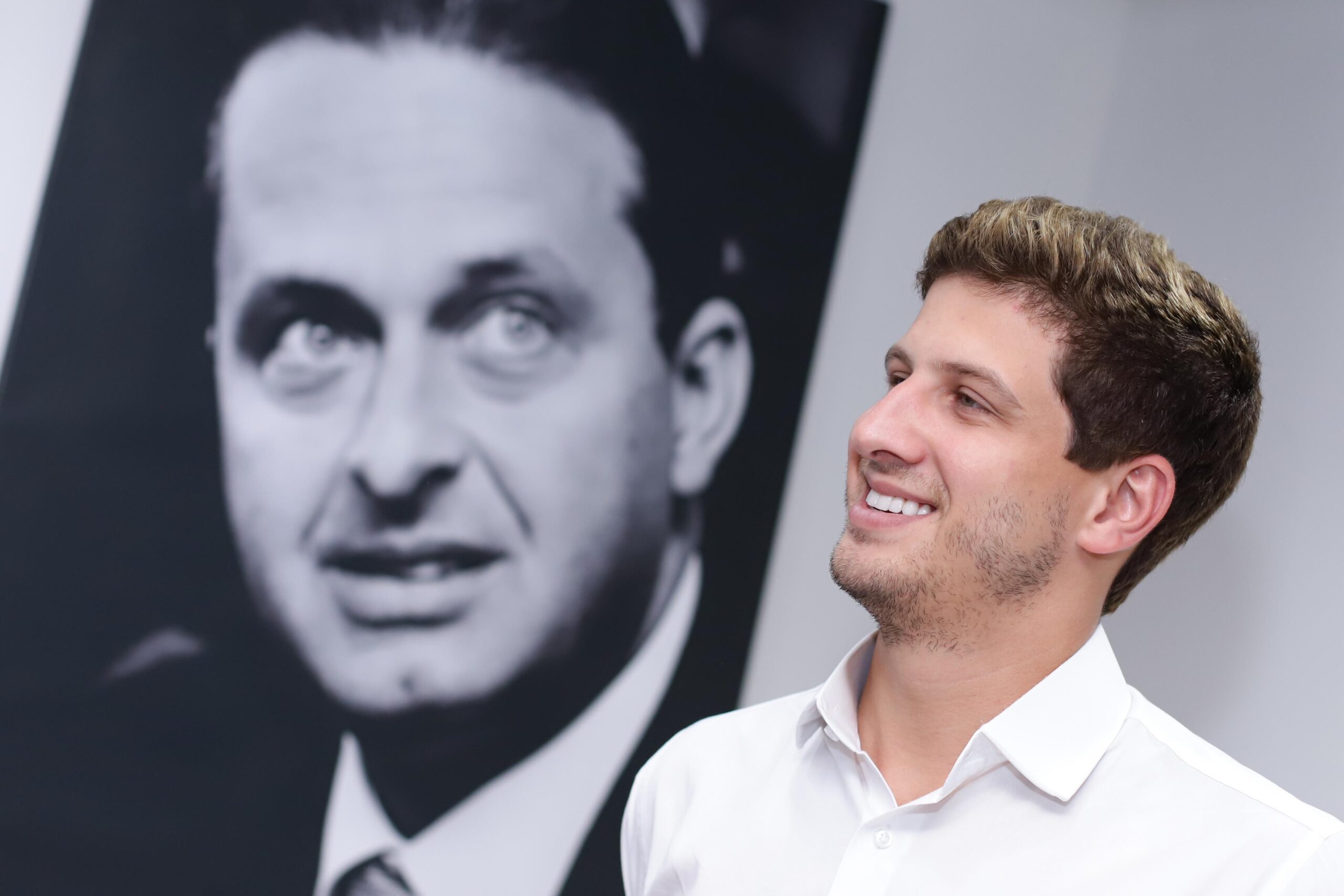 Gesto largo torna-se marca da articulação política de João Campos