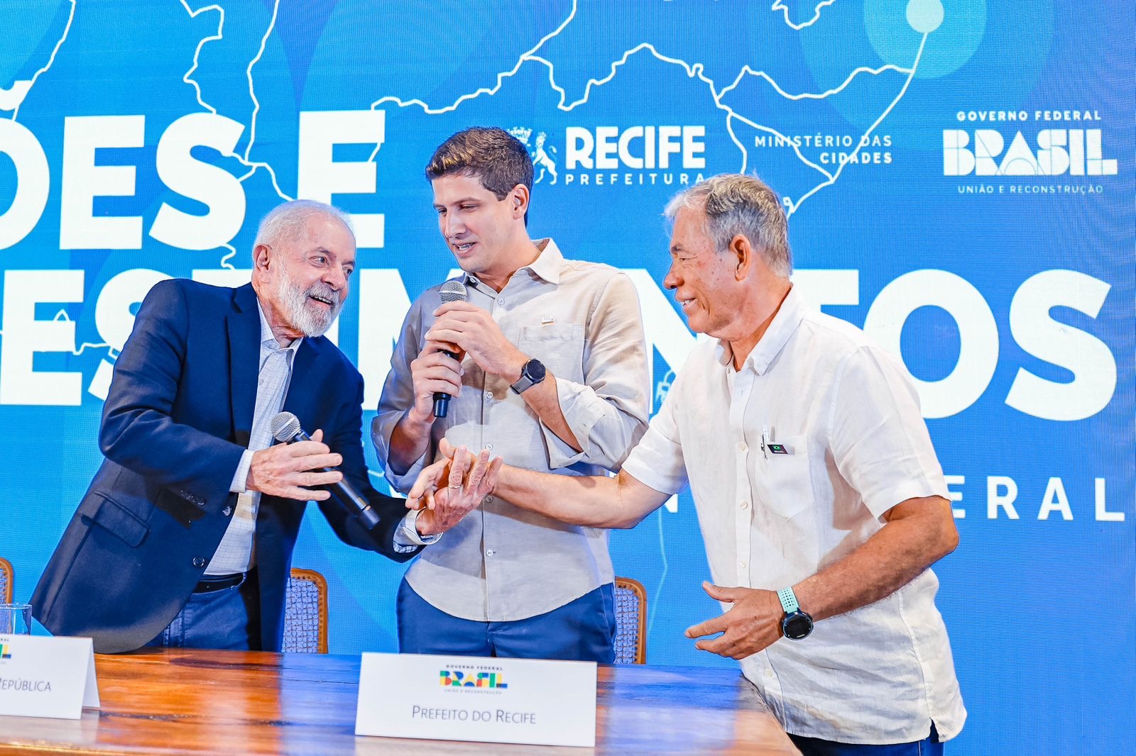 Lula é presenteado com último microfone utilizado por Eduardo Campos