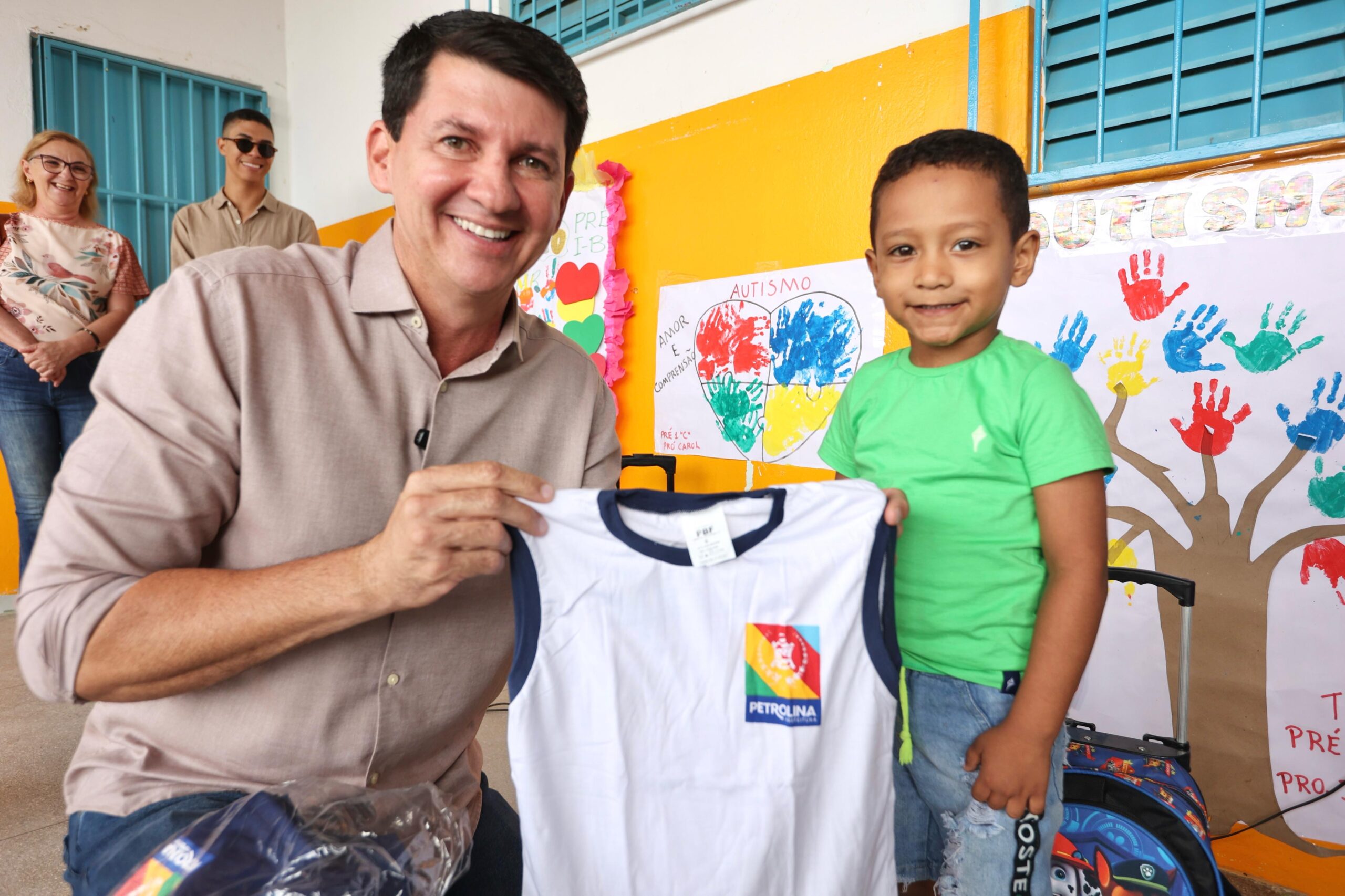 Simão entrega novos fardamentos escolares em Petrolina