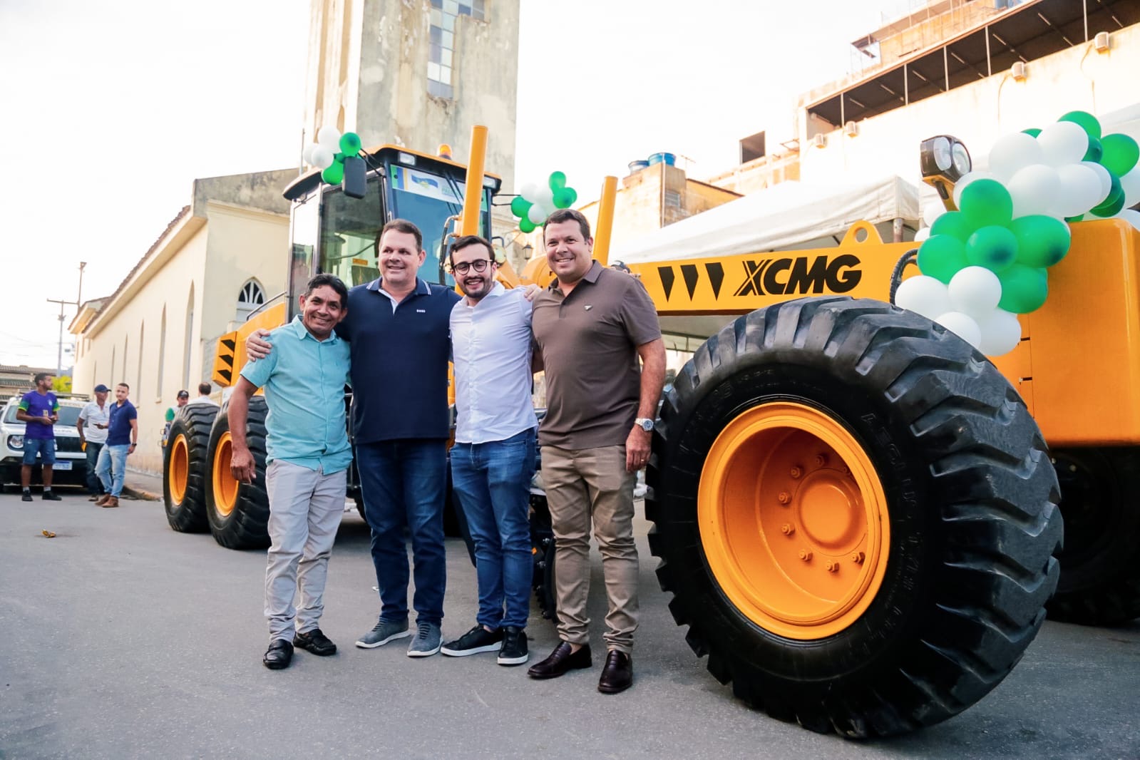 Em Palmares, Lula da Fonte entrega patrol ao lado de Júnior de Beto e de France Hacker