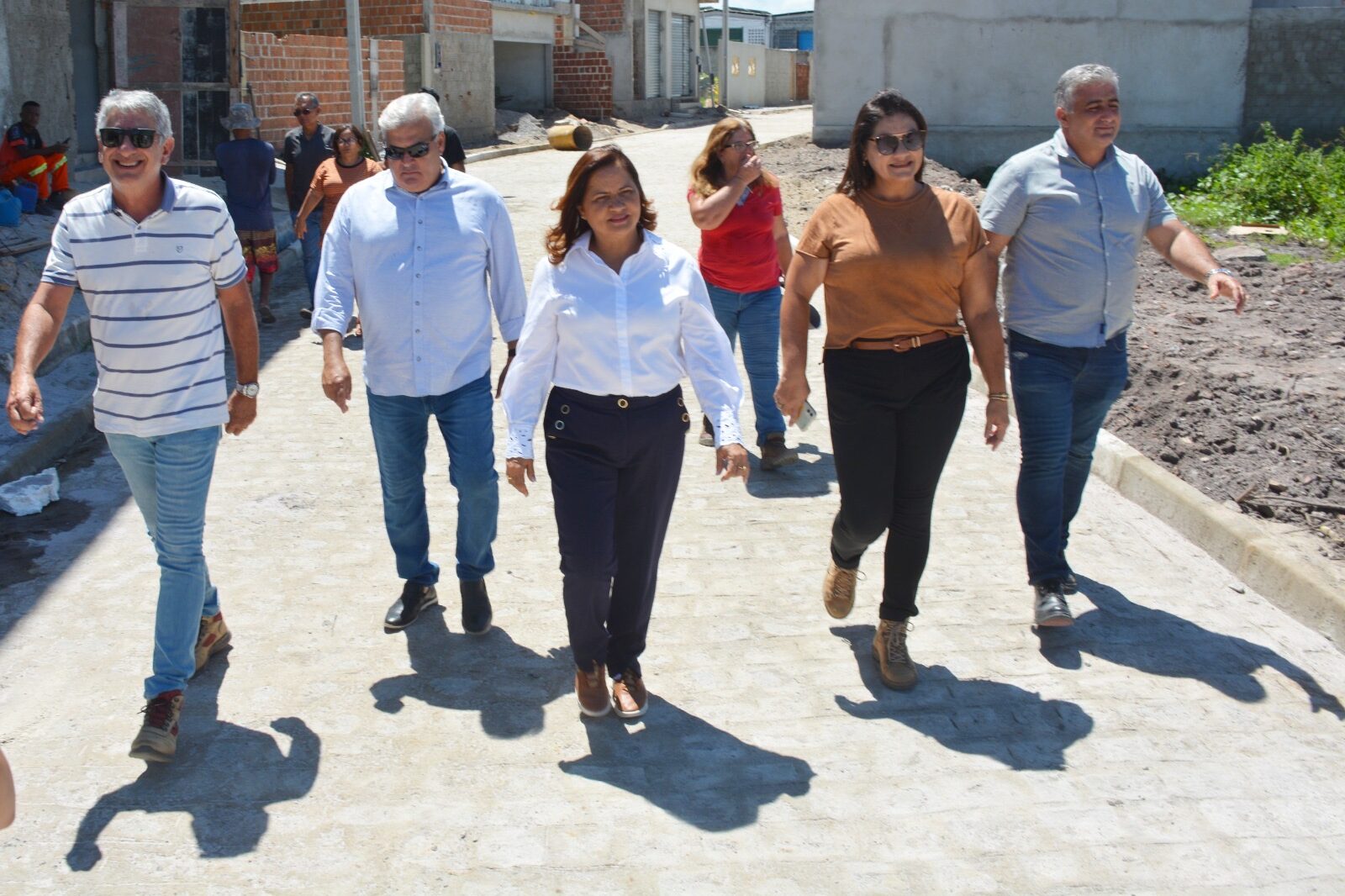 Célia Sales acompanha andamento de obras do Minha Rua TOP