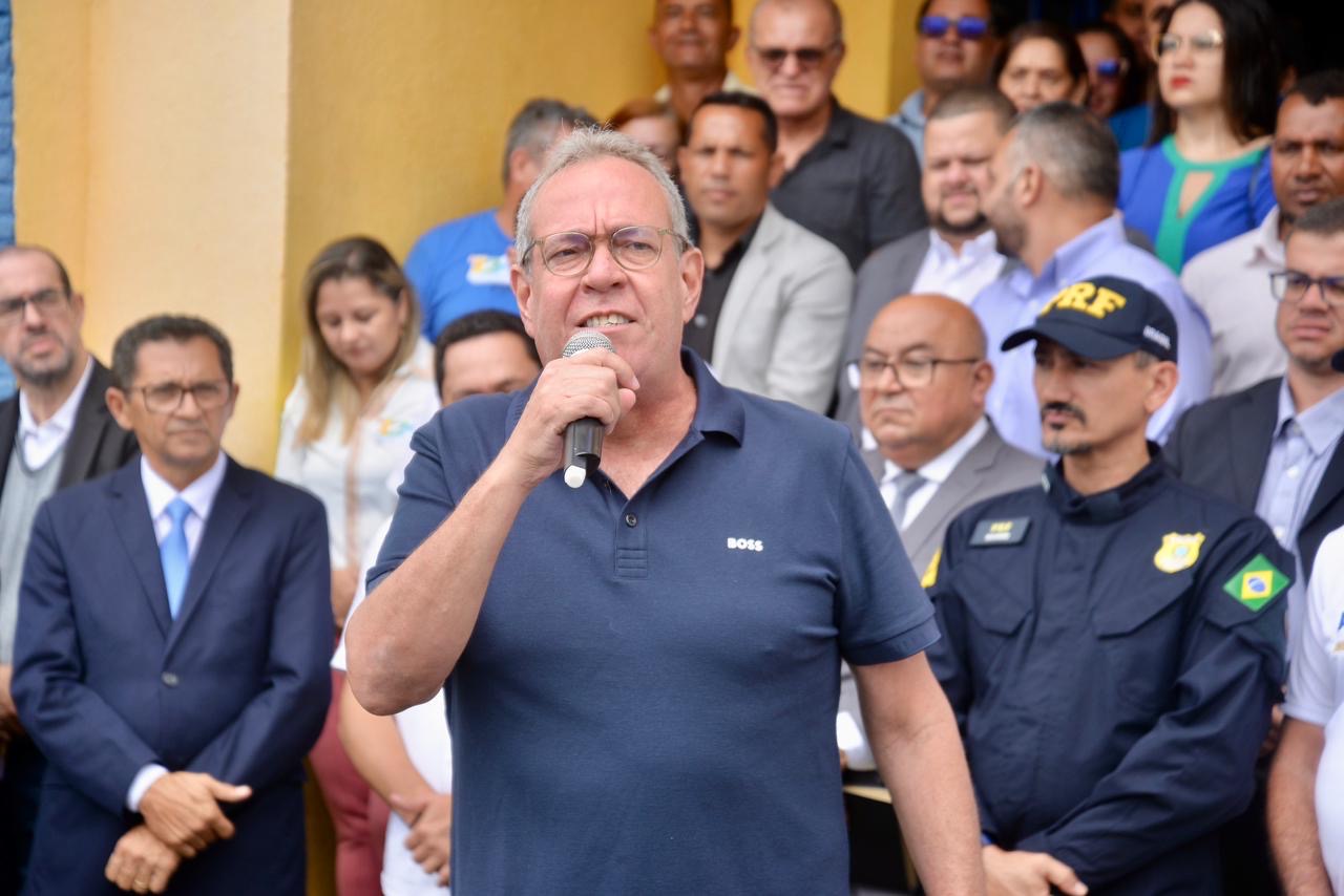 Nos 124 anos de Quipapá, Álvaro Porto entrega ambulância ao município