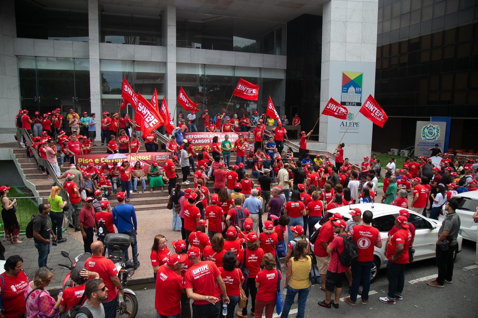 Em ato, Sintepe cobra melhorias na educação estadual
