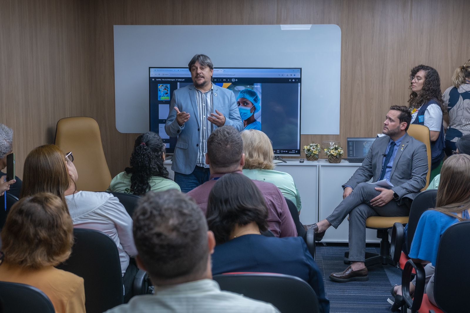 Profissionais da enfermagem buscam respostas do Ministério da Saúde