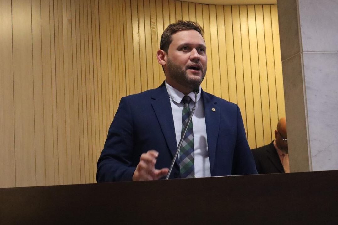 Gilmar promove homenagem aos profissionais da Enfermagem na Alepe