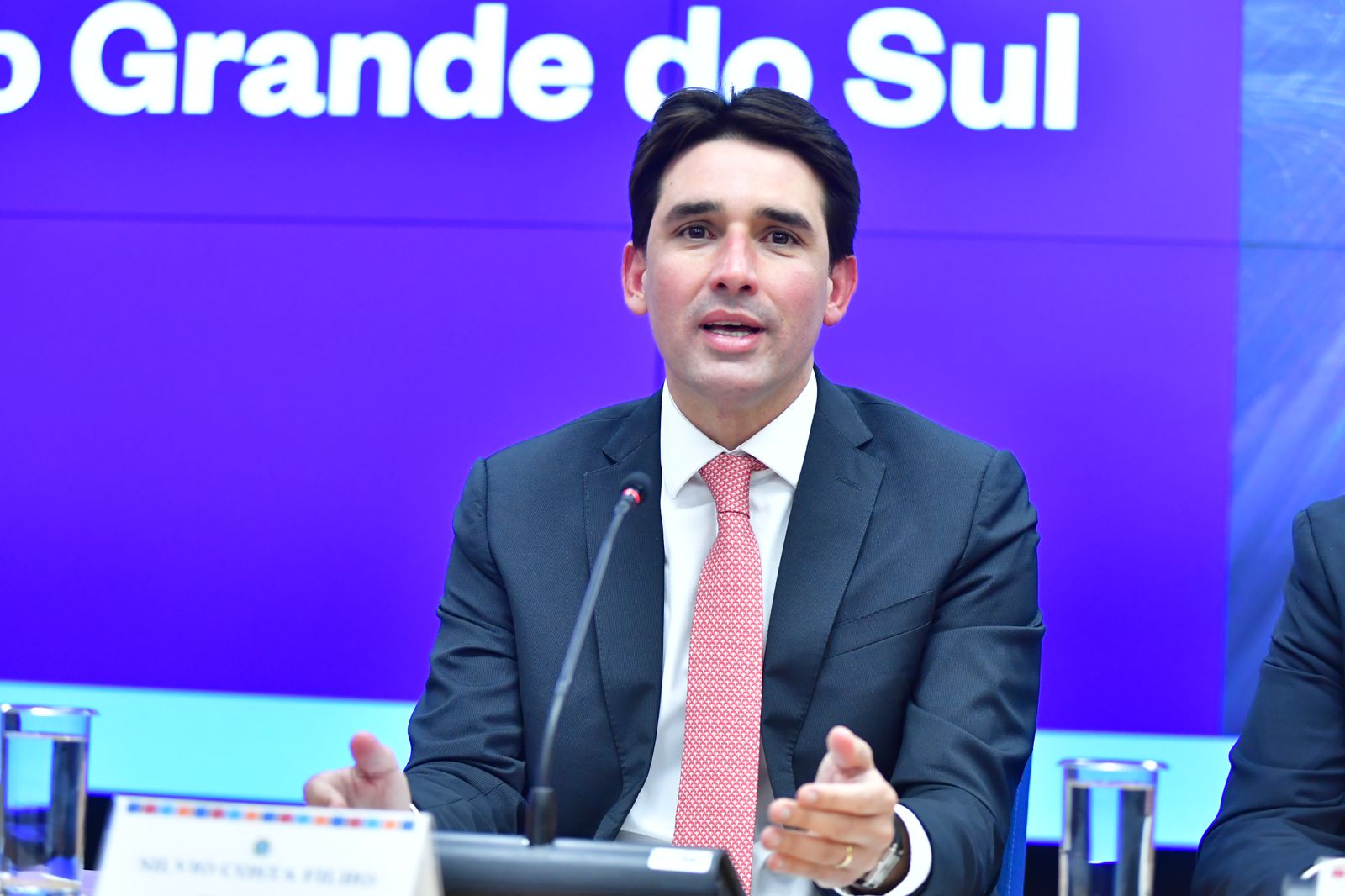 Após anúncio de malha aérea emergencial, voos comerciais começam a chegar ao RS