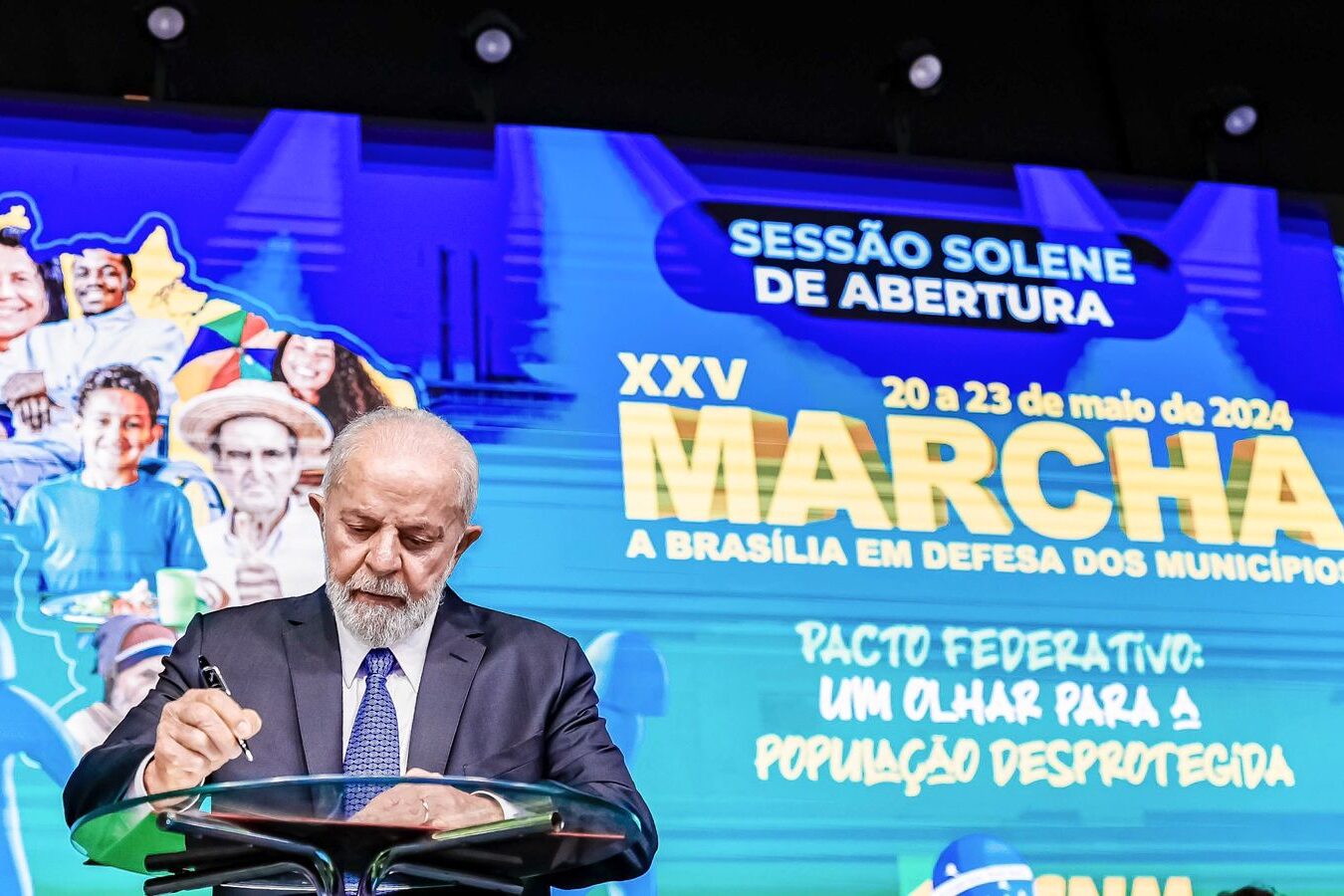 Lula promete desoneração a prefeitos durante abertura da XXV Marcha