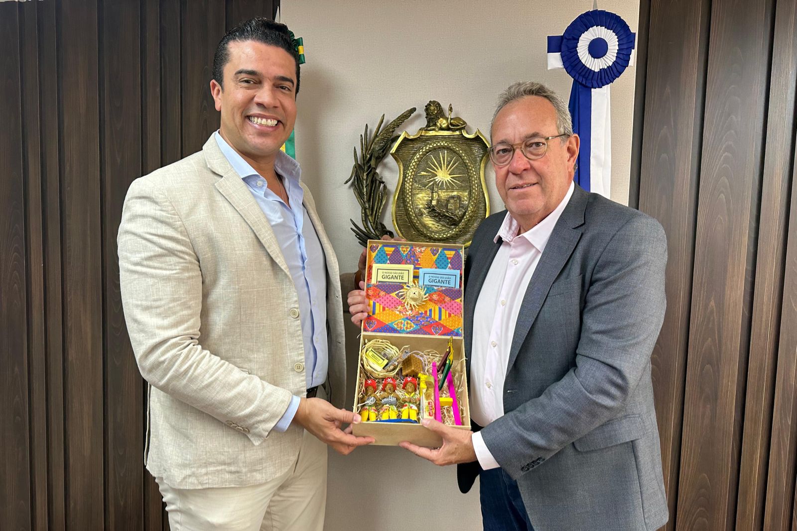 Rodrigo  convida Álvaro Porto para o São João de Caruaru