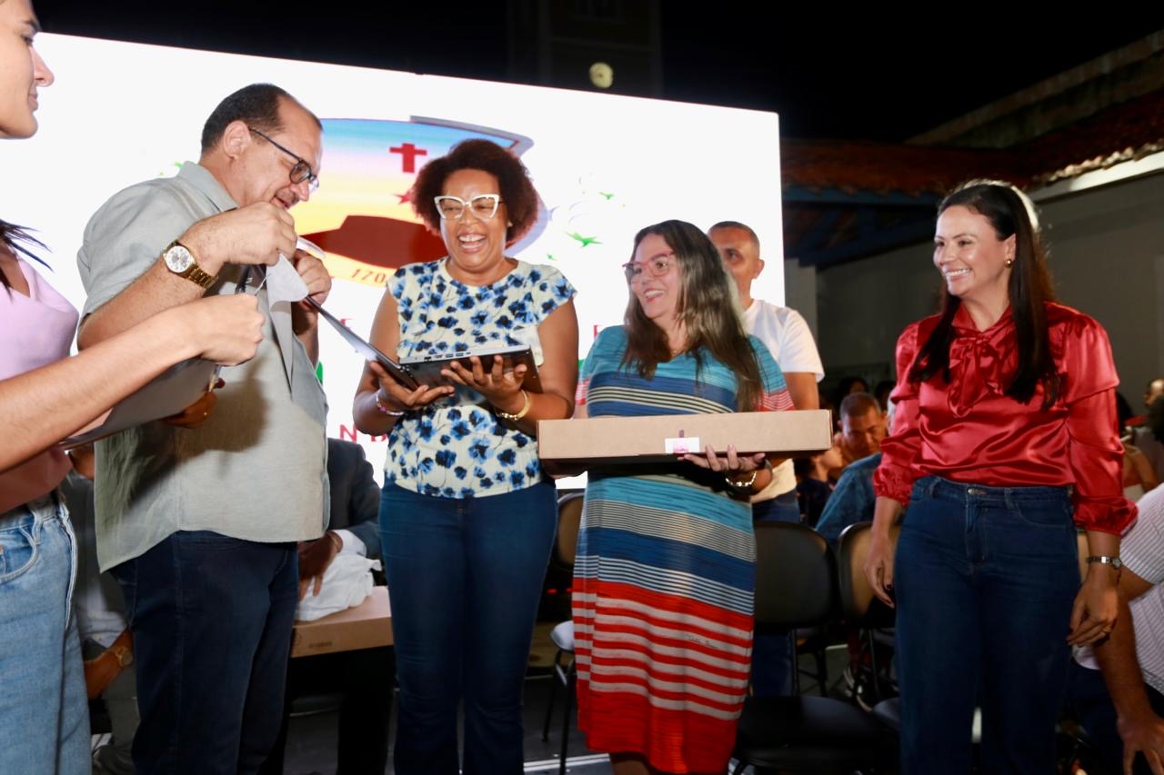 Márcia entrega 747 notebooks para professores de Serra Talhada