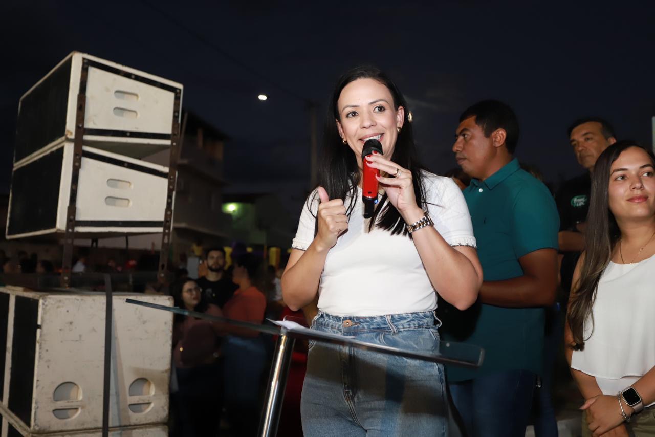 Márcia entrega mais duas ruas pavimentadas no bairro da Caxixola