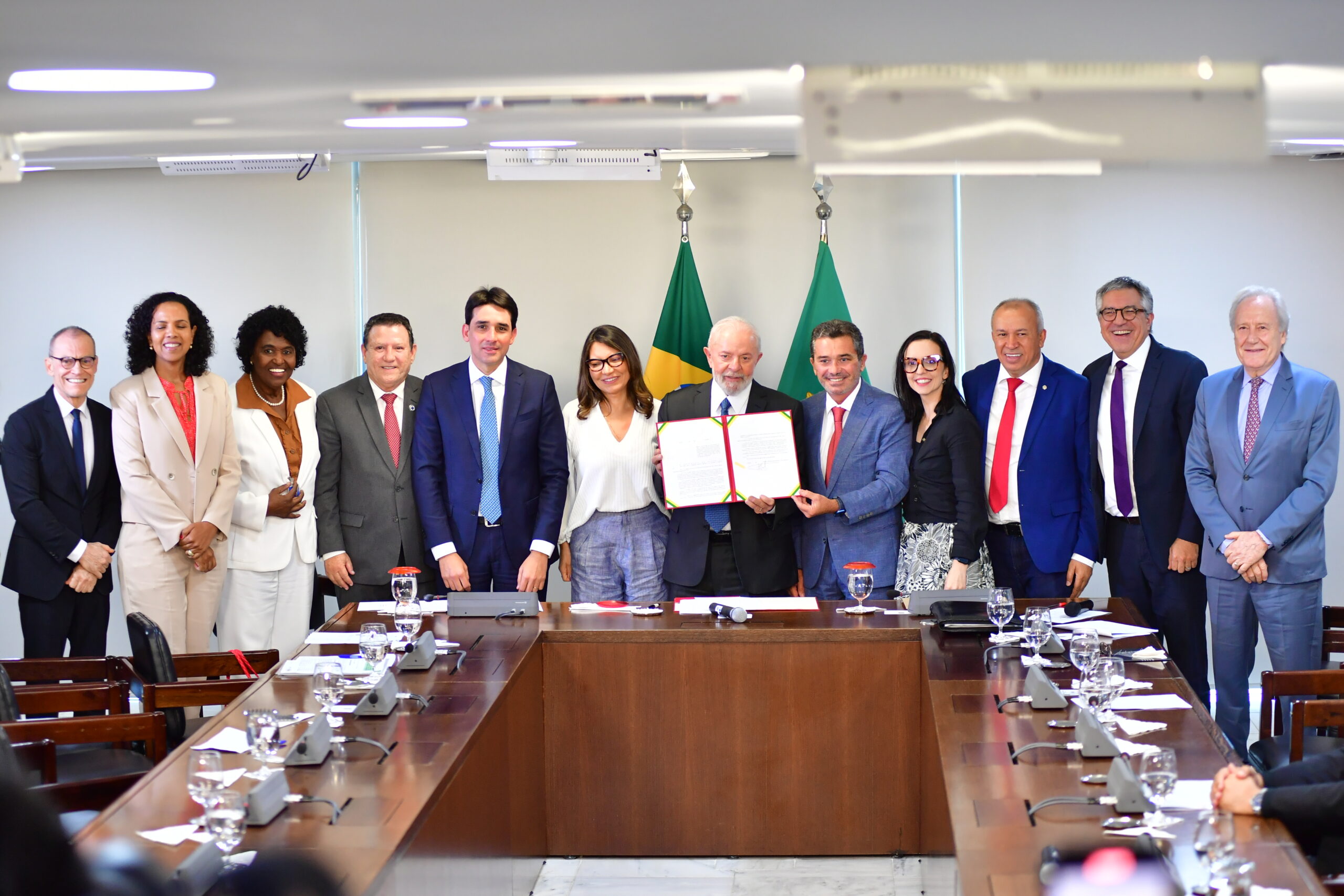 Silvio Costa Filho apresenta plano de expansão da aviação regional a Lula