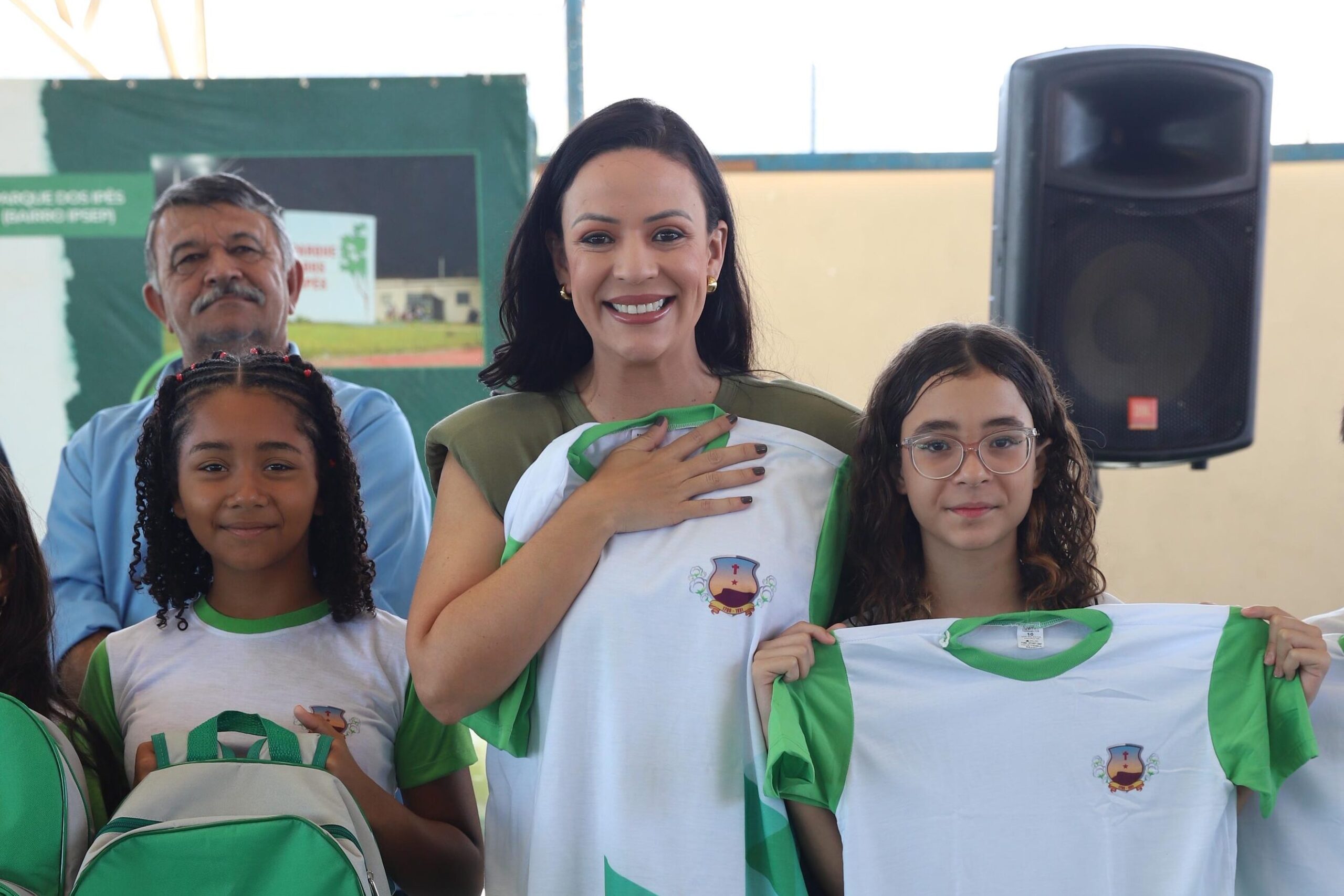 Mais de 13 mil estudantes de Serra Talhada recebem novos fardamentos