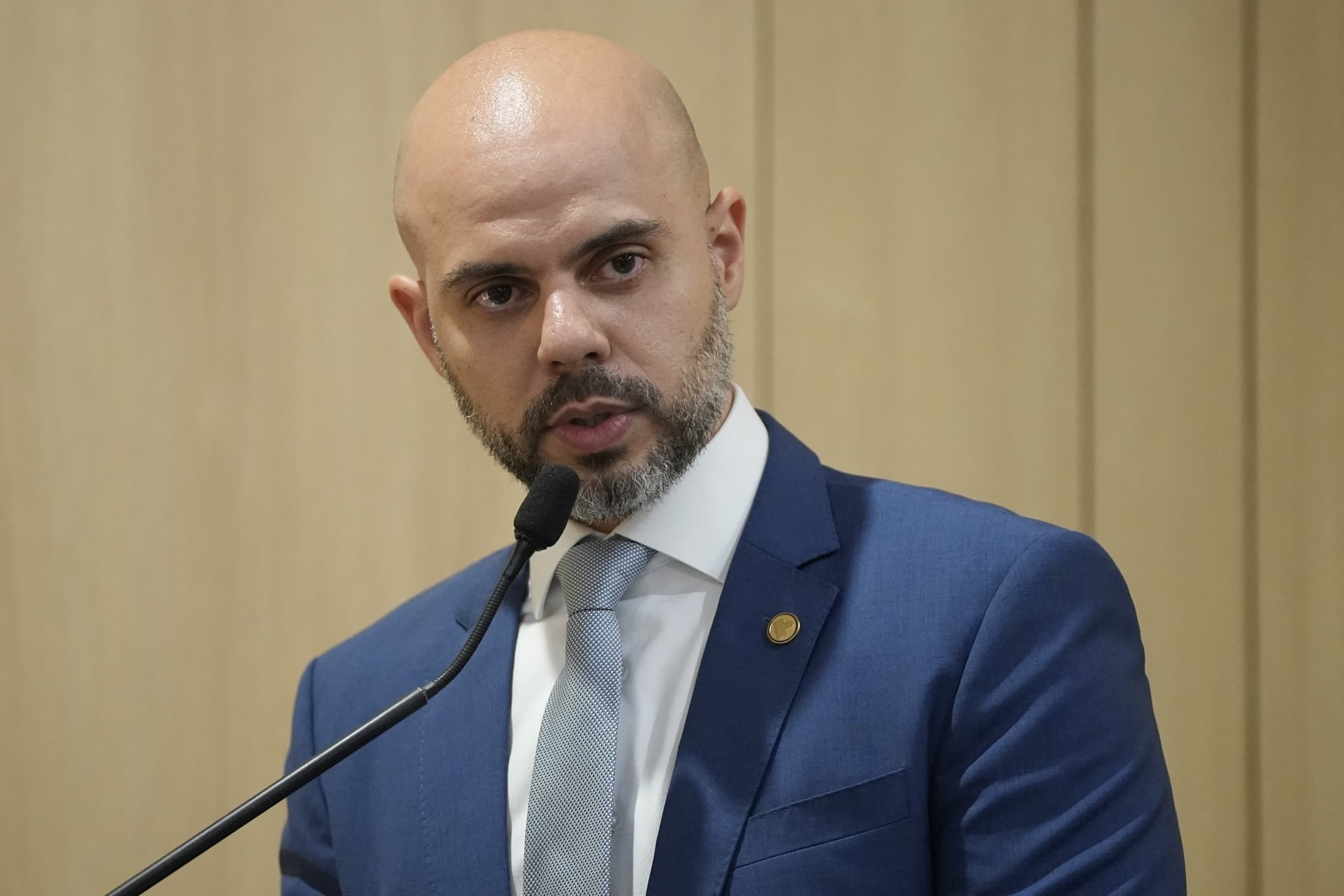 Lei amplia acessibilidade das pessoas com deficiência auditiva