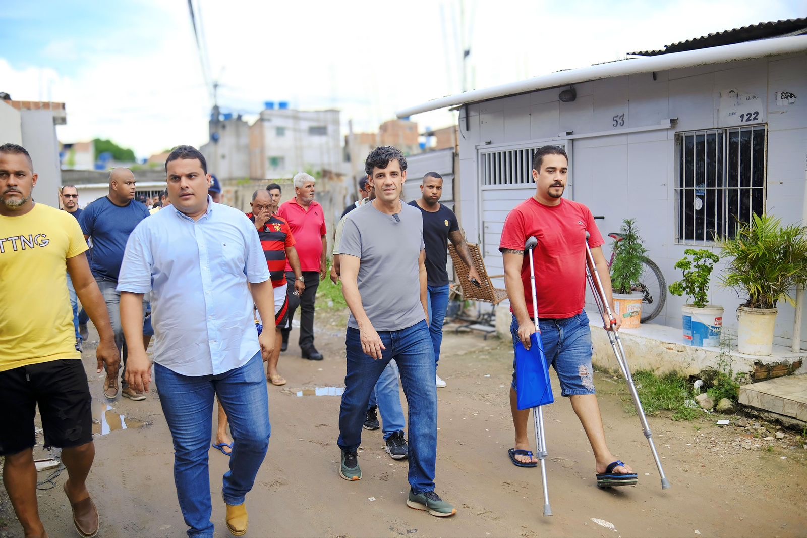 Daniel Coelho caminha com vereador Davi Muniz no bairro da Várzea
