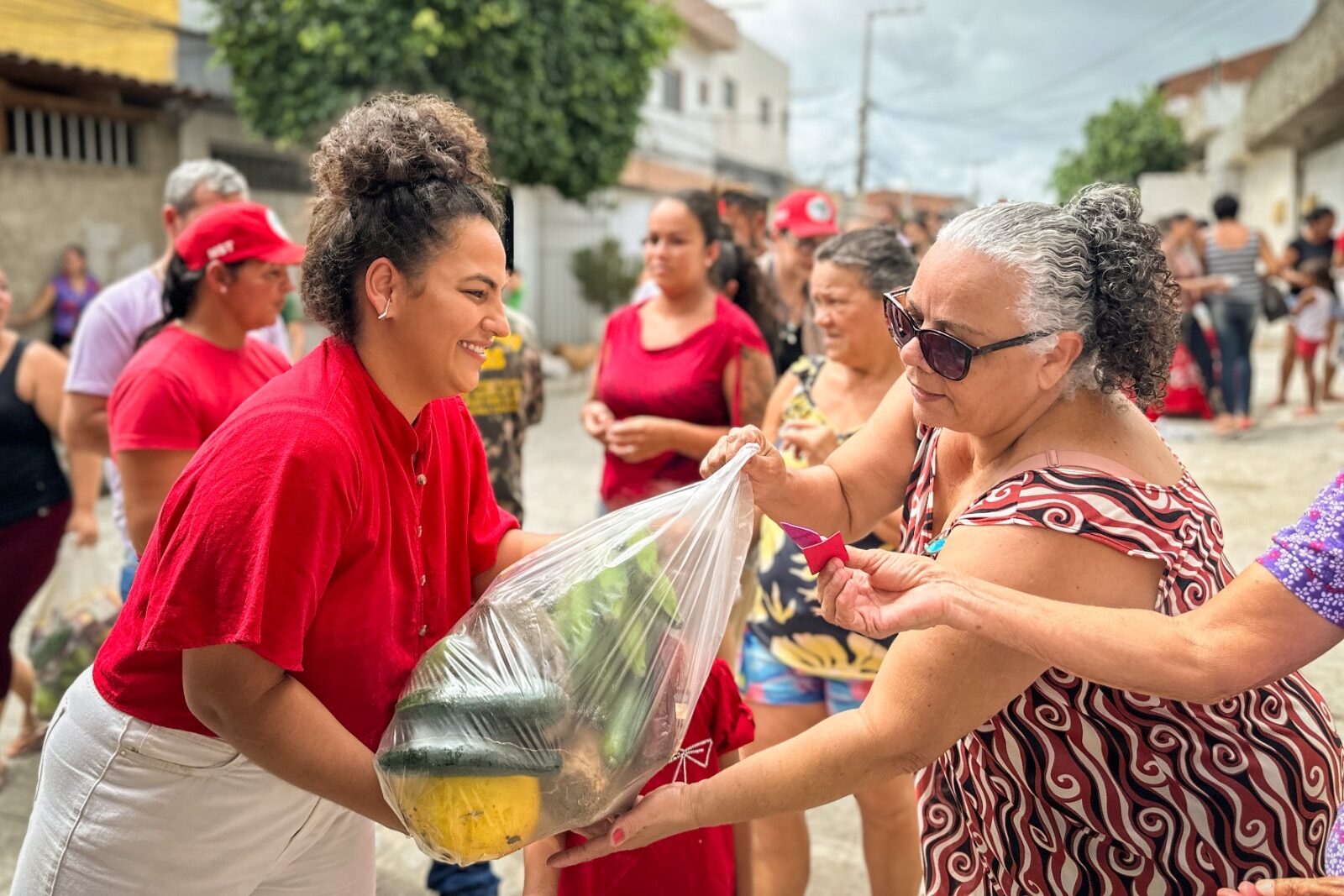 Rosa participa de doação de alimentos e circula com pré-candidatos em Caruaru