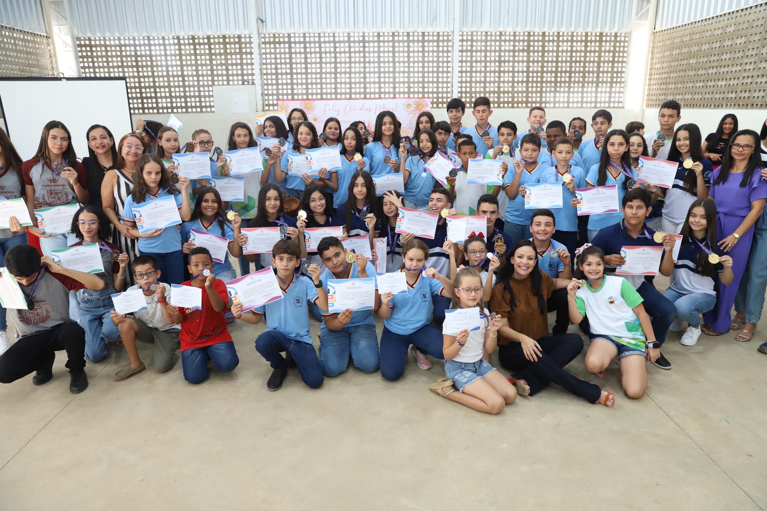 Márcia Conrado entrega medalhas a estudantes serratalhadenses