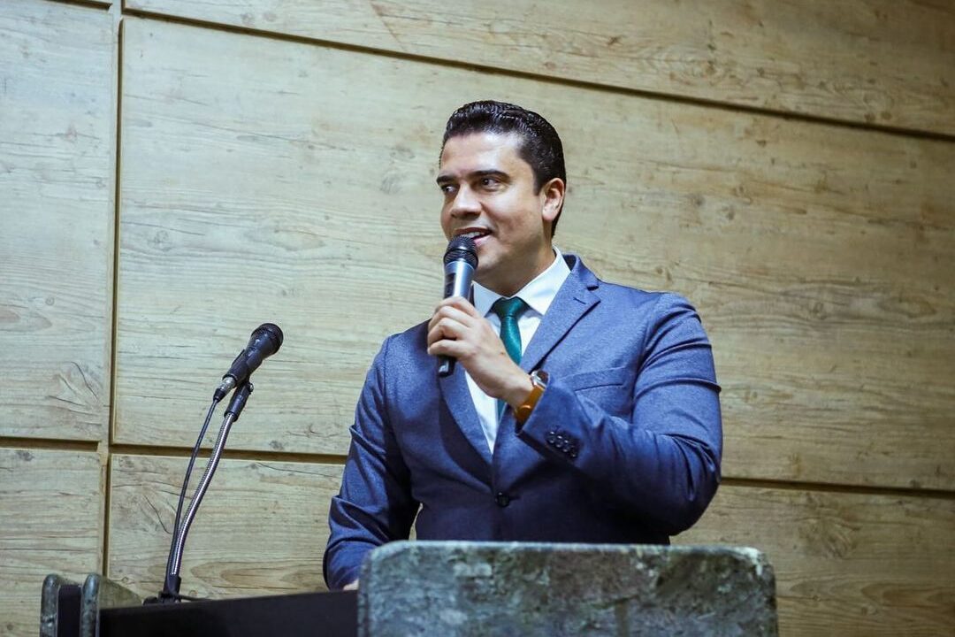 Rodrigo quer criar programa para produzir fardamento escolar em confecções de Caruaru