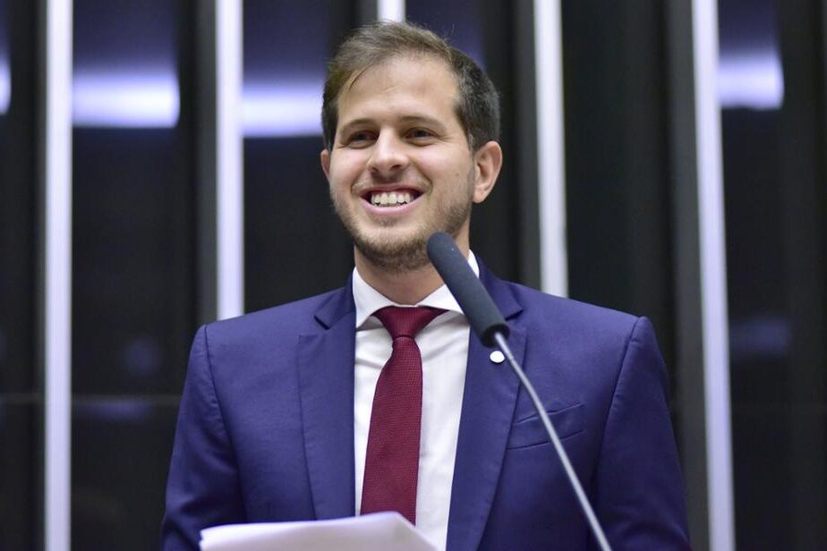 Pedro Campos protocola projeto para nacionalizar o Embarque Digital