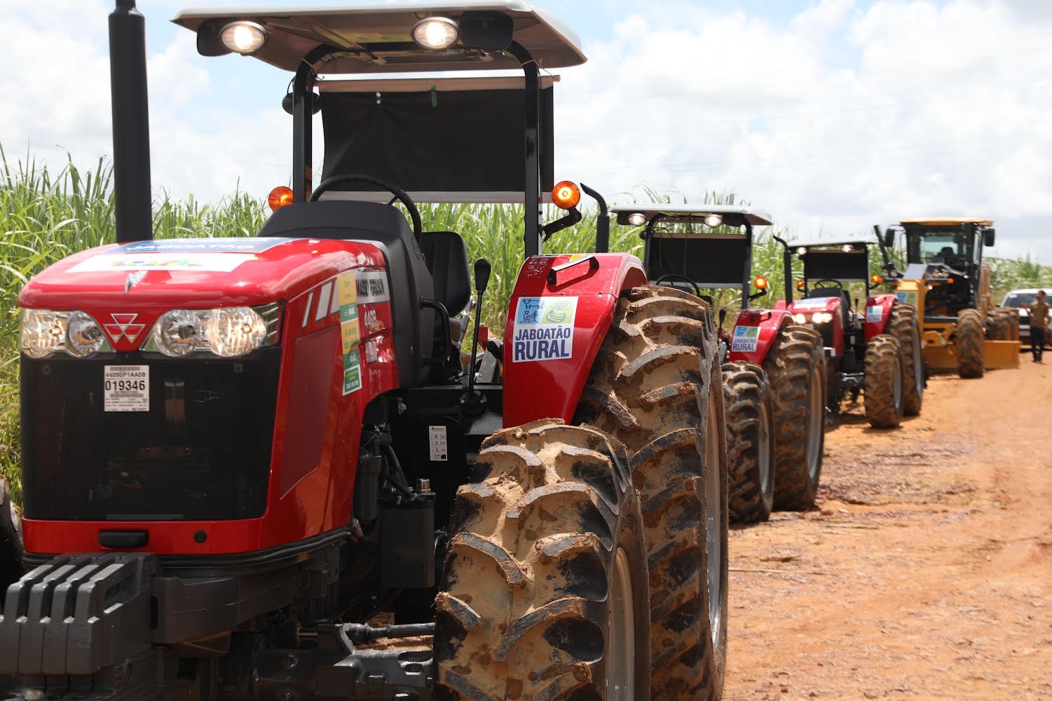 Mano entrega equipamentos agrícolas na zona rural do Jaboatão