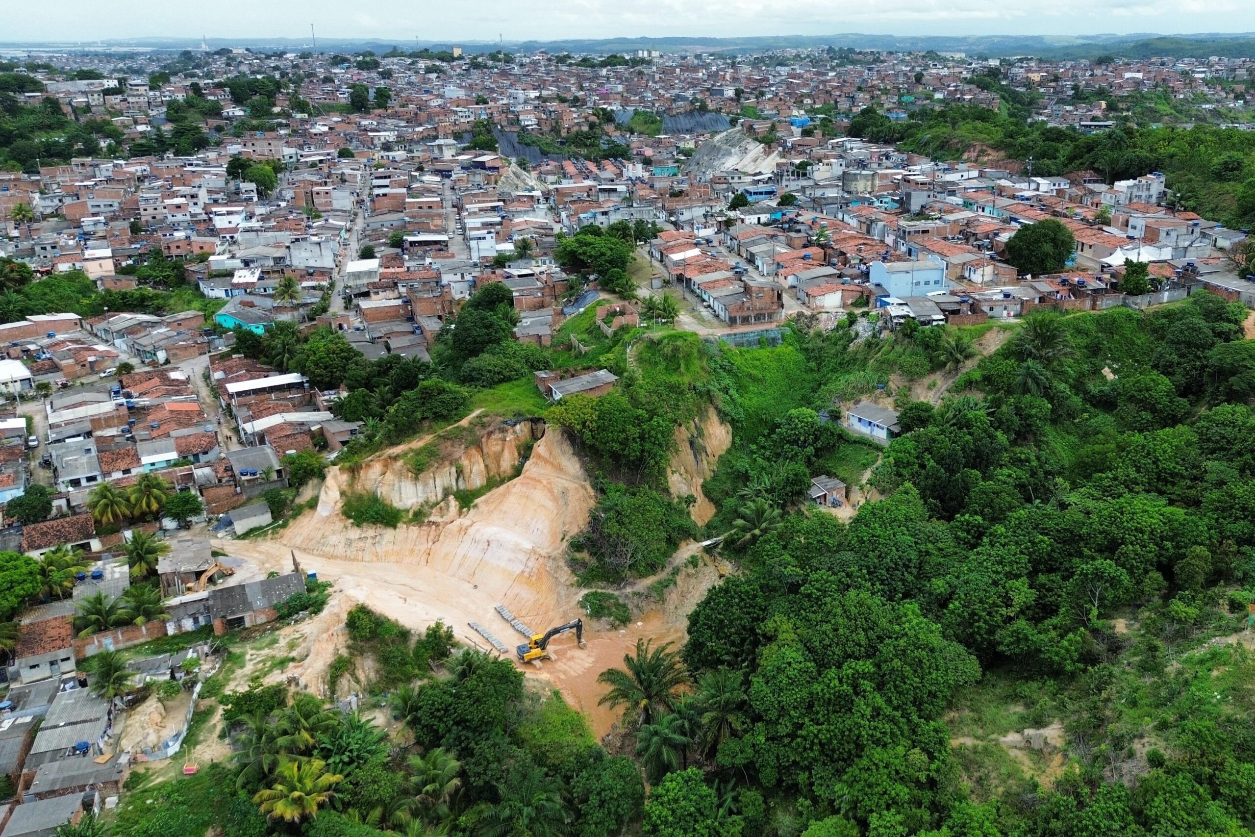 PCR investe R$ 8,4 milhões em obra de contenção de encosta na Vila dos Milagres