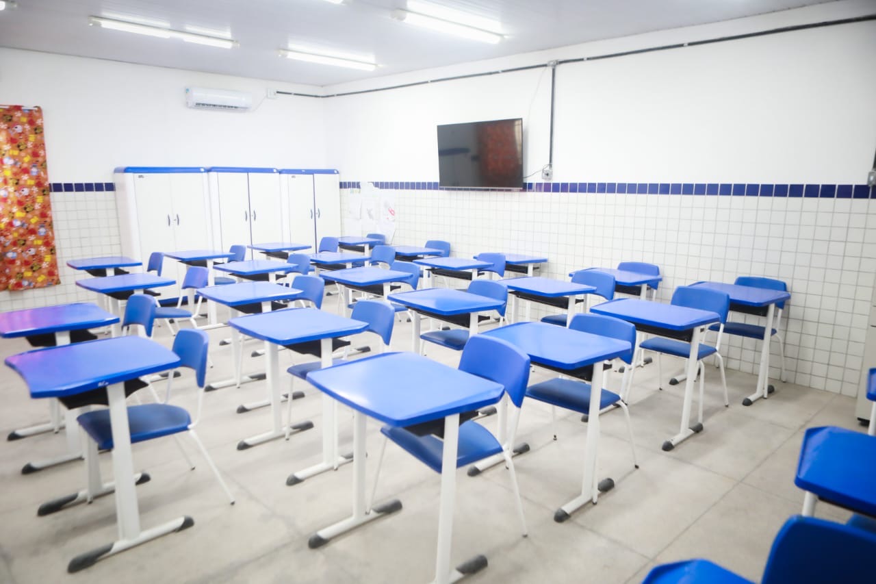 Ruas calçadas e ampliação de escola são entregues no Recife 