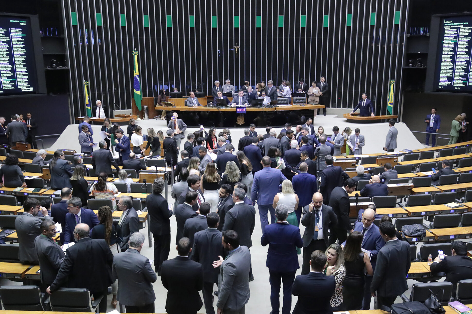 Congresso mantém veto de Bolsonaro e decide não criminalizar fake news