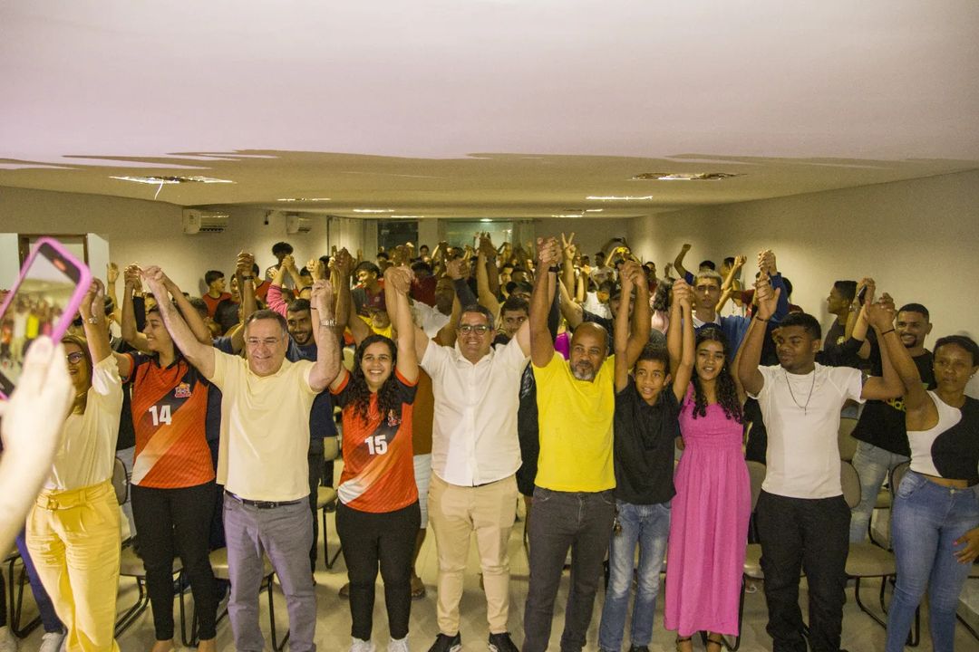 Zeca Cavalcanti realiza encontro com grupo de jovens de Arcoverde