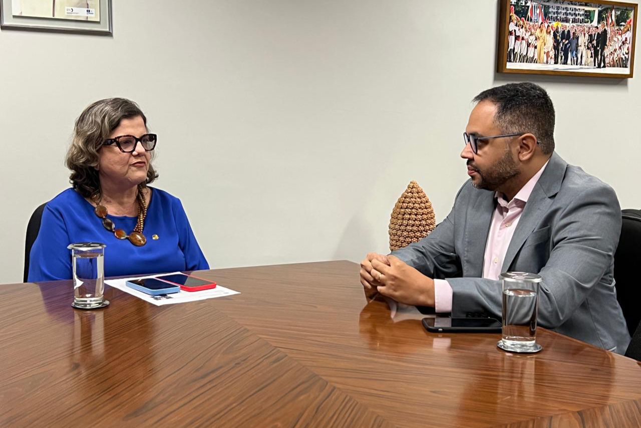 Teresa refuta ideia de adesismo dos deputados do PT a Raquel Lyra