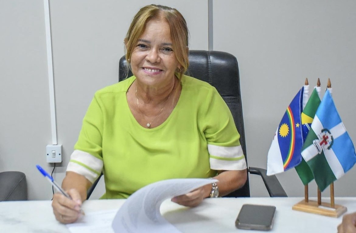 Nadegi antecipa salários e transfere ponto facultativo em Camaragibe