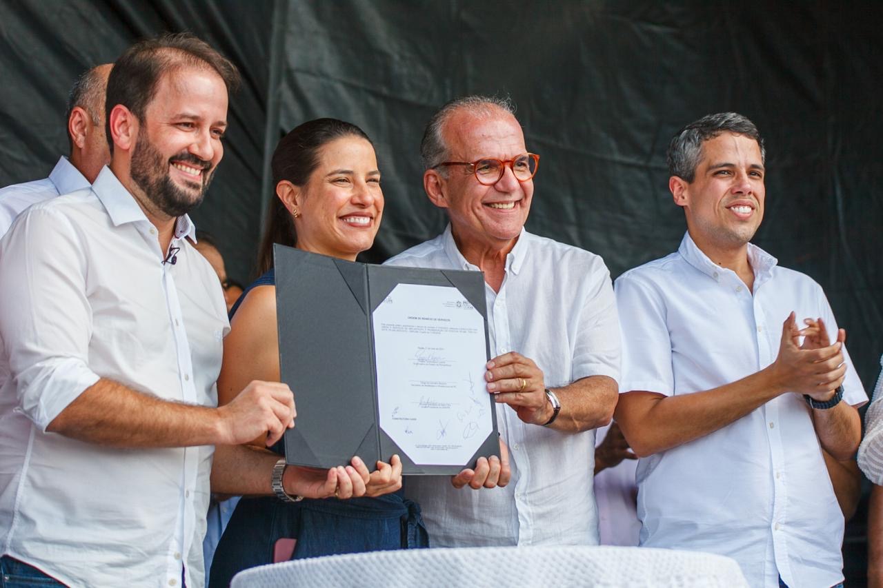 Ao lado de Raquel, Dueire e Jarbas Filho acompanham ordem de serviço em Bodocó