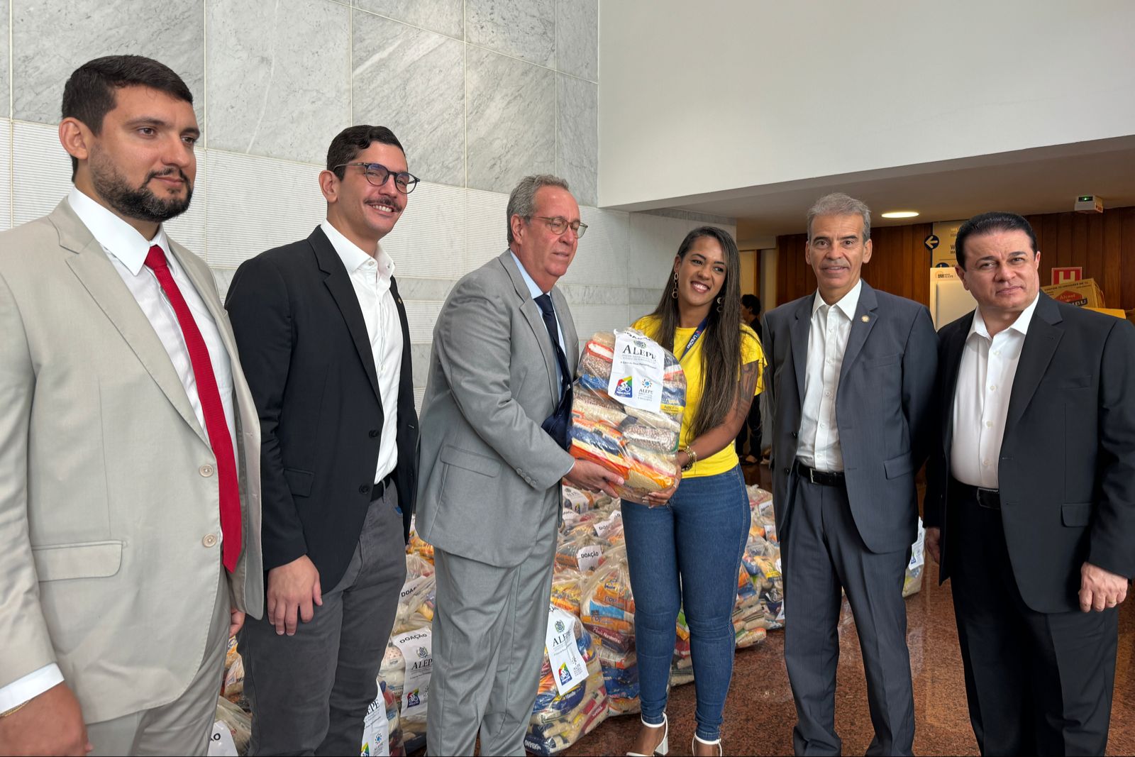 Alepe doa 1 tonelada de alimento a grupo de mães de crianças com microcefalia