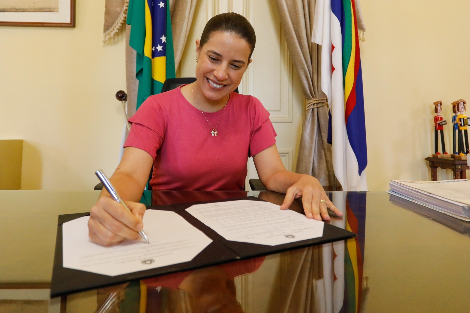 Raquel sanciona lei que extingue faixas salariais para PMs e bombeiros