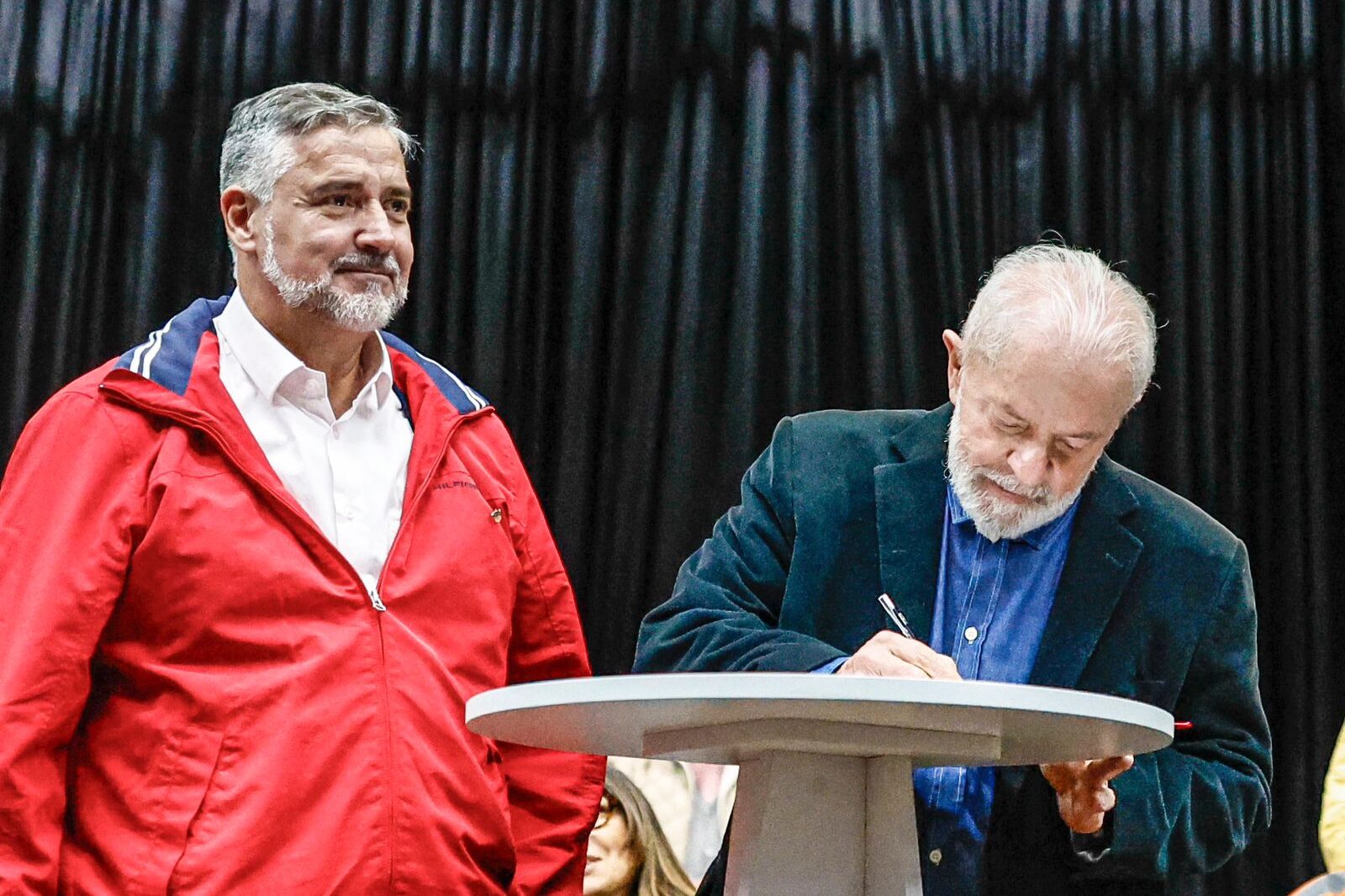 Lula oficializa Paulo Pimenta em ministério temporário 