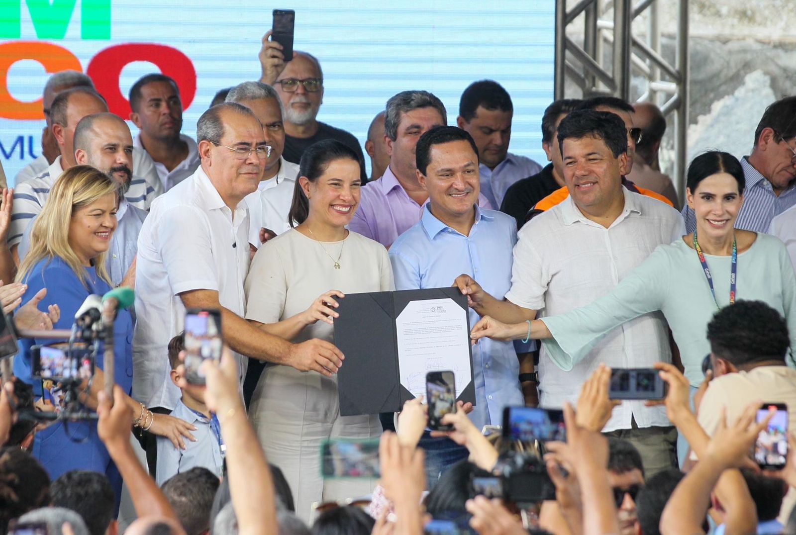 Mano e Raquel assinam ordem de serviço para obras de contenção em Jardim Monte Verde